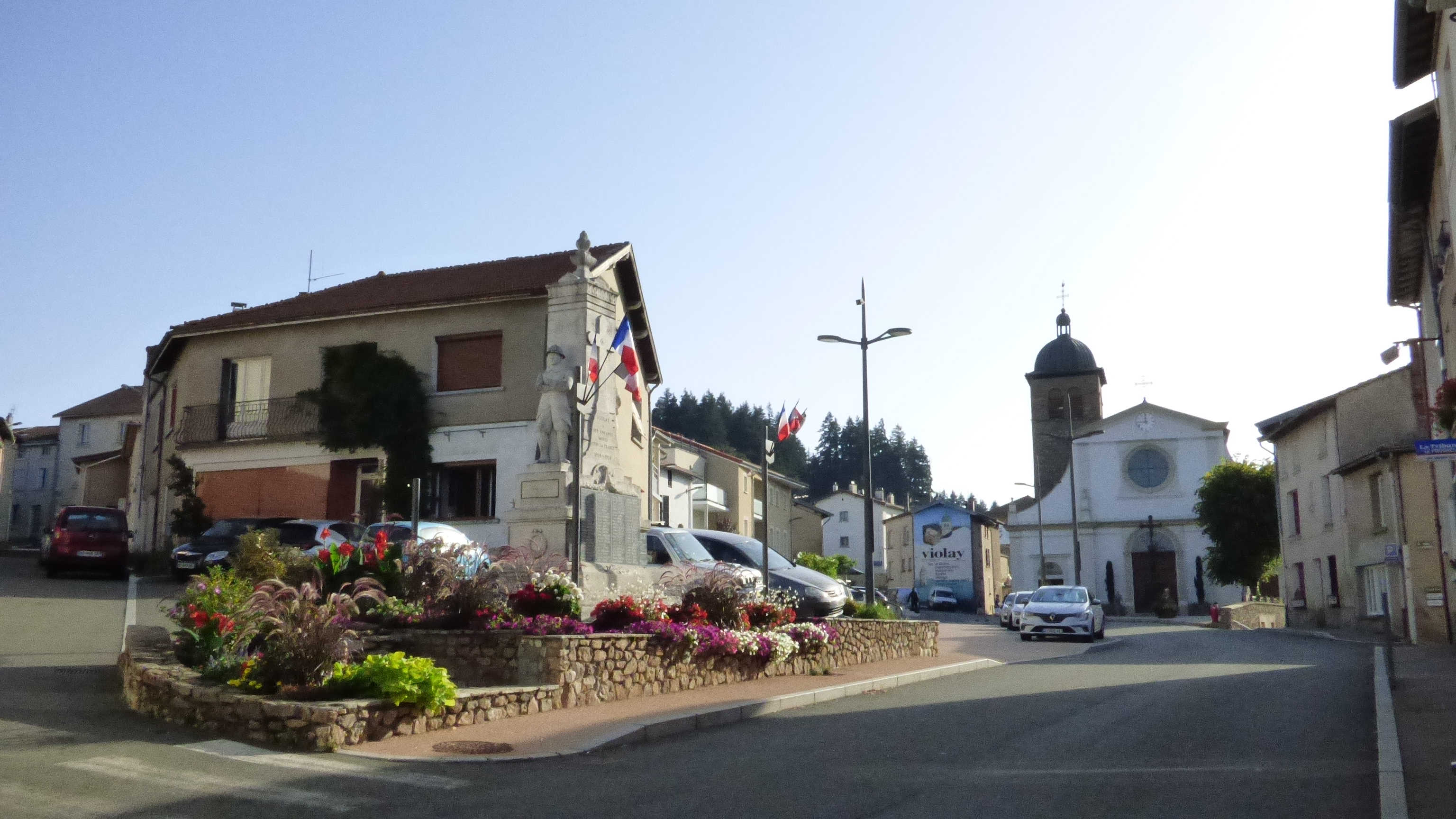 La mairie de VIOLAY RECHERCHE
Deux kinés pour sa maison médicale.
Située entre Loire et Rhône, à 10 km du péage de Tarare sur l’A89, à 30 mn de Lyon et Roanne et 45 mn de St Etienne, Violay est labellisée Station Verte et Village Sport Nature. 
Avec ses 1.300 habitants, et forte de ses 550 emplois, elle rayonne sur les villages alentours grâce à son dynamisme commercial et touristique : Boulangerie, multi-service, bar, point poste, deux banques (CA avec DAB et CE), fleuriste, marchand et fabricant de chaussures, mais aussi pharmacie, médecin, podologue, orthopédiste, infirmiers, clinique dentaire, un EHPAD de 55 résidents. 
De nombreuses activités sport nature accueillent les visiteurs (Station trail, parc aventure, sentiers sportifs, GR7, aire parapente, VTT descente, etc..)
La maison médicale offre un ensemble idéal, avec bureaux, salle de soin et salle d’attente d’un côté, et plateau de 70 m² de l’autre, pour l’installation confortable de deux kinés.  
Loyer très attractif.
Pour tout renseignement, prendre contact au 0474639092.
www.violay1004.fr