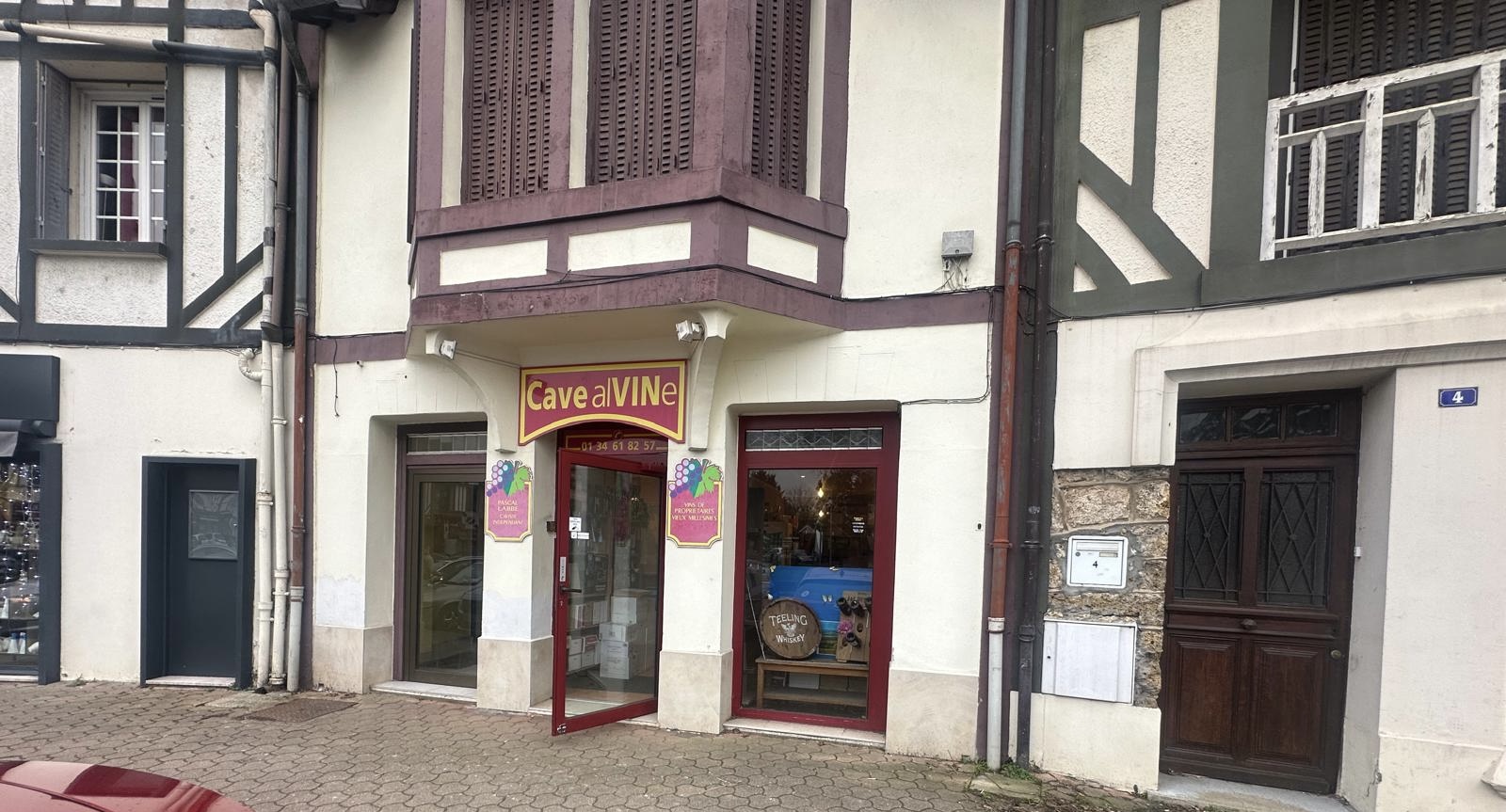 Cave à vin sur une place très commerçante (boulangerie, tabac, coiffeur, etc) avec parking, disponible de suite. 
Rideaux métalliques, vitrine, stock à reprendre ou non, etc 
Faire offre si intéressé