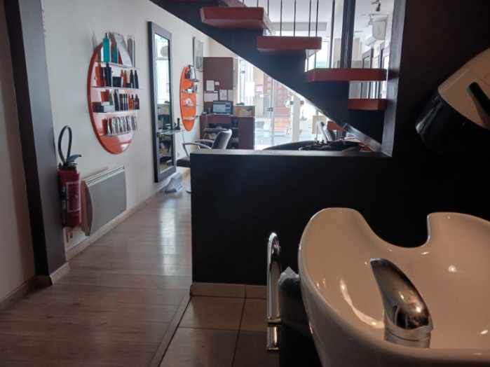 Vend SALON DE COIFFURE MIXTE climatisé, d'une surface de 41m2.  Il se compose au rdc de 3 postes de coiffage, 2 bacs à shampoing, 2 fauteuils d'attente. A l'étage une pièce avec meuble vasque et wc. Salon existant depuis plus de 20 ans, clientèle fidèle, n'attend qu'une nouvelle personnalité pour poursuivre son développement et optimiser ses résultats.