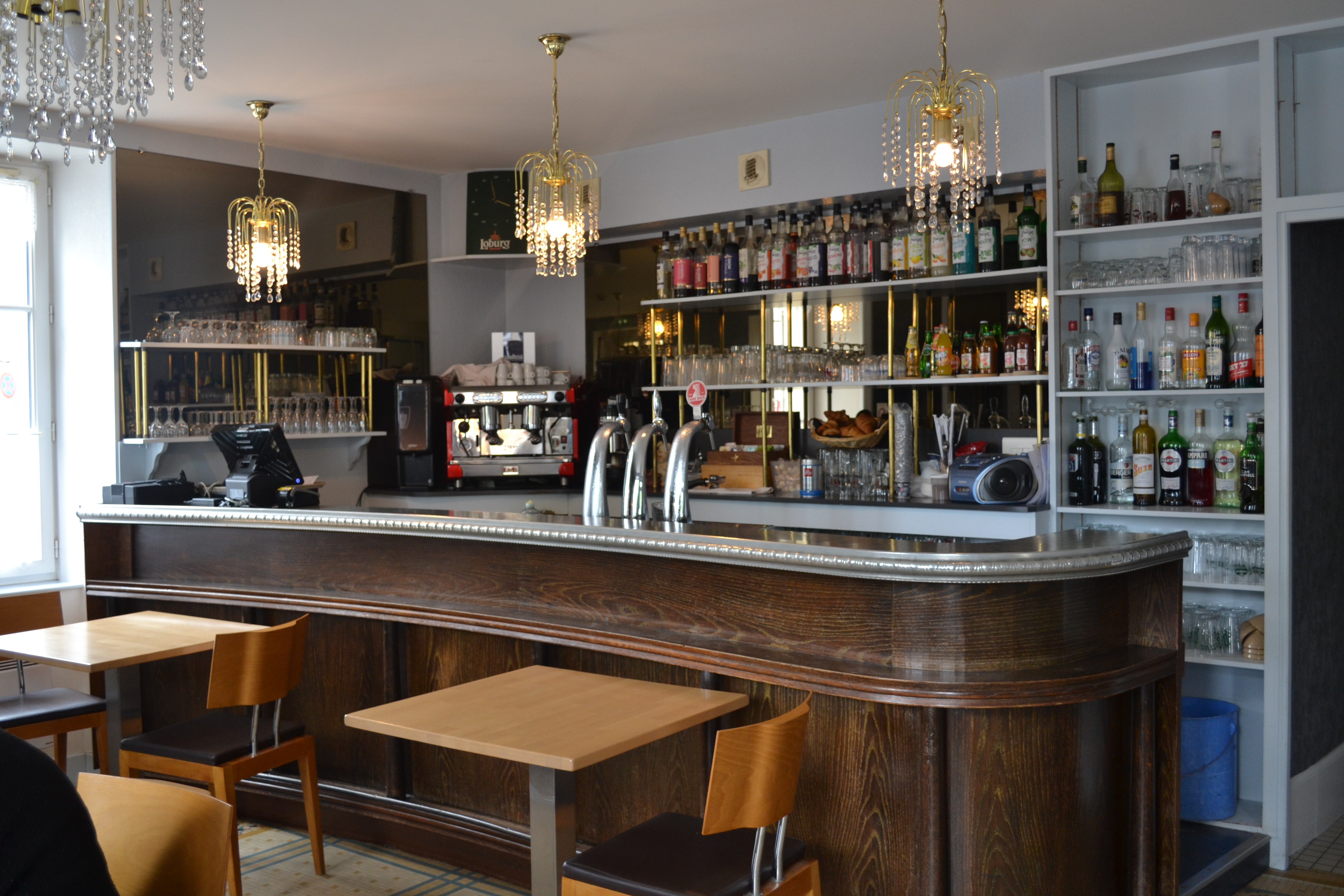 À céder : Hôtel Restaurant sous l’enseigne Logis de France depuis 1900, dans le Cher à Sancoins. L’établissement est ouvert toute l'année, possède 16 chambres et une salle de restauration de 40 couverts. La clientèle est à 80% professionnelle et 20% touristique.

L’établissement comprend :
- Entrée/bar,
- Réception pour l’hôtel,
- Salle de restauration de 60 m2,
- Salle de banquet de 30 personnes assises,
- Cuisine fonctionnelle,
- 16 chambres d’hôtel, dont 2 aménagées PMR, sur 2 étages,
- Cour fermée,
- Salle de réception extérieure pouvant accueillir 80 personnes sur 100m2,
- Dépendance de 360 m2, servant de lingerie, garage, stockage…

Le tout est aux normes.

Chiffre d'affaires 2023 : 543 000€, 
Résultat Net : 53 500€. 
Superficie totale : environ 1300m. 
Effectif actuel : 8 personnes.

Prix du fonds : 200 000€, 
Prix des murs : 500 000€. 
Pas de service traiteur, mais la demande est là. 
Possibilité d’habiter sur place. 
À 40 minutes de Bourges, Nevers, Moulins-sur-Allier ou Saint-Amand-Montrond. 
Proche d'un axe routier très passant. 
Situé sur la place du village, très visible. 
Possibilité d’accompagner les repreneurs s'ils le désirent.
Plus de photos sur demande