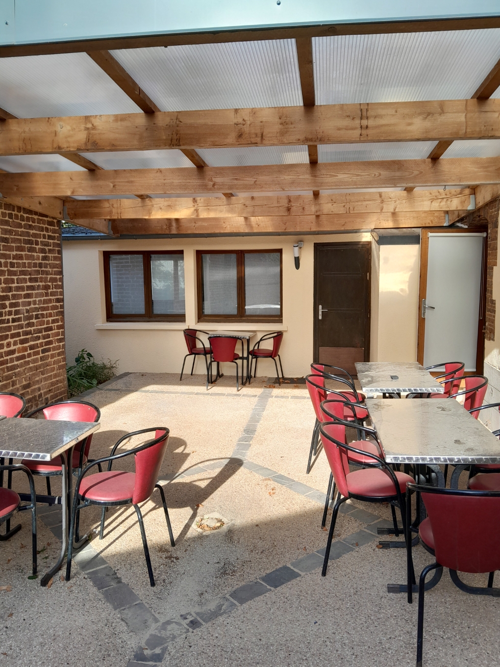 A LOUER 
Restaurant-bar avec Licence IV et Agence Postale

Le site comprend 
- un bâtiment principal comprenant
        au rez-de-chaussé, une salle bar-restaurant, une 2ème salle, une agence postale, une cuisine équipée, une plonge et un local de stockage froid (avec chambre froide et congélateur) 
        à l'étage, un logement composé d'une pièce à vivre et d'une grande chambre
- un bâtiment annexe avec une salle de réception et ses toilettes
- une terrasse semi-couverte qui relie les 2 bâtiments
- une annexe pour du stockage non alimentaire
- le tout entouré de terrain