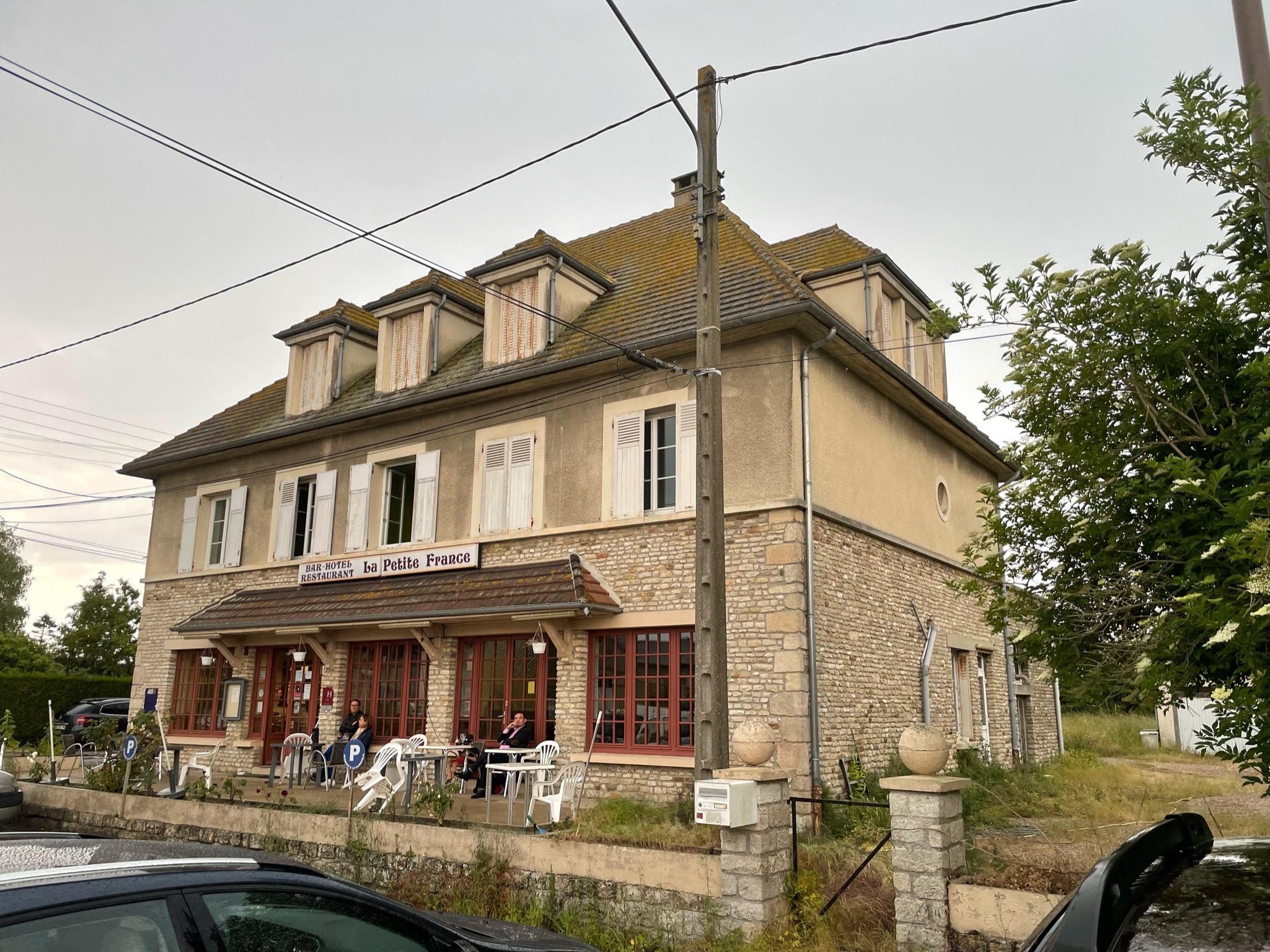 Établissement de 530 m2 disponible entièrement équipé. 
1 salle bar 20 places assises + terrasse
2 salles de restaurant de 30 places et 50 places assises 
1 salon
6 chambres (norme 2**)
Appartement 
Grand garage (4 voitures)
Parking privé 
5000 m2 de terrain 
Face à gare SNCF
Loyer: 700€ /mois + foncier