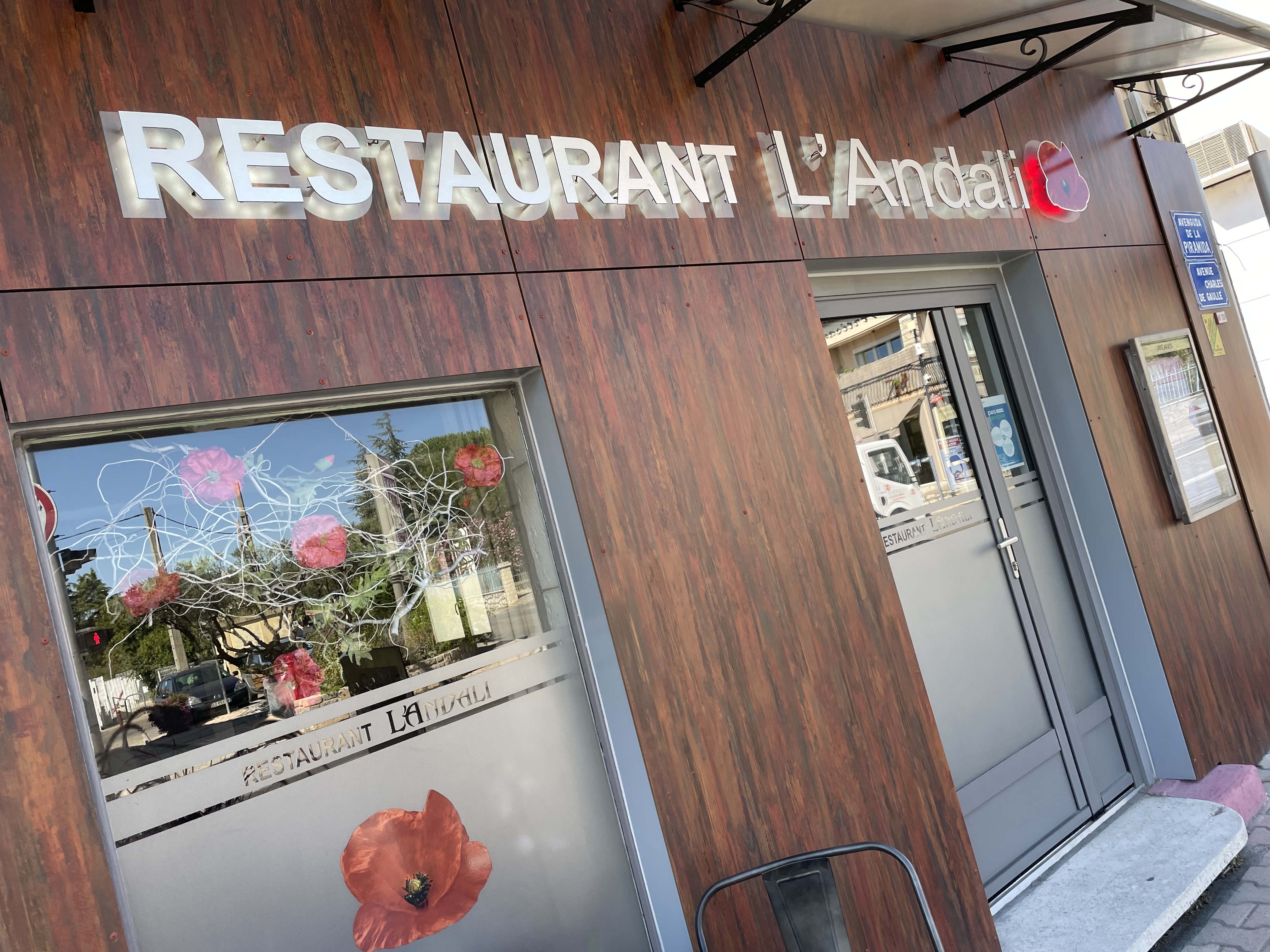 Au cœur du village restaurant de charme 
Cadre cosy intérieur en terre.
Idéal pour jeune couple
À 5km d’Alès, 20 km d’Anduze et de la Bambouseraie, 40 km de Nîmes, 60 km de Montpellier .
Idéalement situé avec tous les commerces.