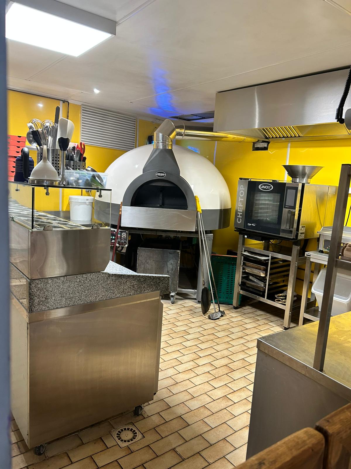 🍕 À VENDRE – PIZZERIA "LE REPAIRE ARDÉCHOIS" – SATILLIEU (07) 🍷
Opportunité rare en Ardèche : fonds de commerce à vendre dans le charmant village de Satillieu, au coeur de l'Ardèche verte,  bénéficiant d’une clientèle fidèle locale et touristique en saison.
📍 Le Repaire Ardéchois est une pizzeria réputée, prête à être reprise sans travaux ni investissement supplémentaire.
✅ CARACTÉRISTIQUES :
Surface totale : 100 m²
Salle intérieure : 28 couverts
Terrasse extérieure : 30 couverts
Cuisine professionnelle entièrement équipée (matériel de moins de 5 ans)
Four à pizza italien à sole tournante PAVESI 
Licence IV incluse
Fourgon Peugeot expert long de 2018 avec 135000km
Appartement de fonction de 100 m² à l’étage (inclus dans le bail)
Clientèle locale et de passage, bonne notoriété
Loyer mensuel : 1 150 €
Prix de vente : 95 000 € (fonds de commerce)
📦 Idéal pour un couple ou un professionnel souhaitant s’installer dans une région attractive et dynamique.
Établissement prêt à travailler immédiatement, aucun frais à prévoir.
Formation et accompagnement assurés au besoin!
Dossier photos complet sur demande.
📞 Contact :
Pour plus d’informations ou organiser une visite :
👉 Téléphone : 0627198346
👉 Email : f.drach@lerepaireardechois.com