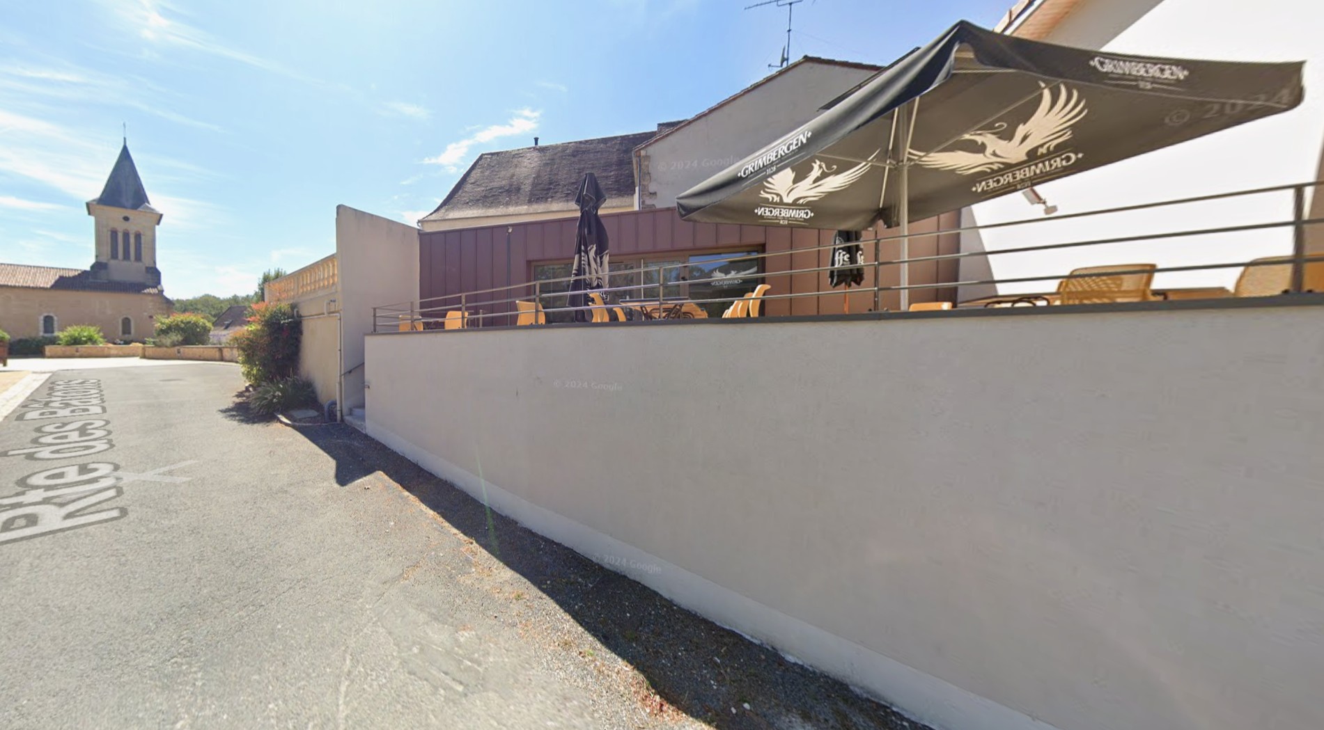 L’agglomération du Grand Périgueux recherche un professionnel de la restauration, pour son bar-restaurant de Lacropte (24380). 

Le village de Lacropte (petit village de 700 habitants) est un village typique du Périgord, situé entre Périgueux et les Eyzies/ Sarlat -hauts lieux touristiques en Dordogne.  

L’établissement se trouve au centre du village face à une boulangerie et à côté de la Mairie.  

Capacité de l’établissement :  
- Bar pouvant accueillir une dizaine de personnes assises 
- Partie restaurant : Capacité de 60 couverts environ avec une terrasse accueillante, vue sur la campagne, d’une capacité de 20 couverts supplémentaire pour l’été. 

A l’étage, appartement 3 chambres, grande pièce, salle d’eau, WC 
 
Potentiel de clientèle important : habitants du secteur, saisonniers (Pays de la Fraise), touristes. 

Bail commercial avec loyer mensuel de 600€ TTC. 
Investissements en matériel à prévoir

Idéal pour un couple – Solide expérience en cuisine demandée.