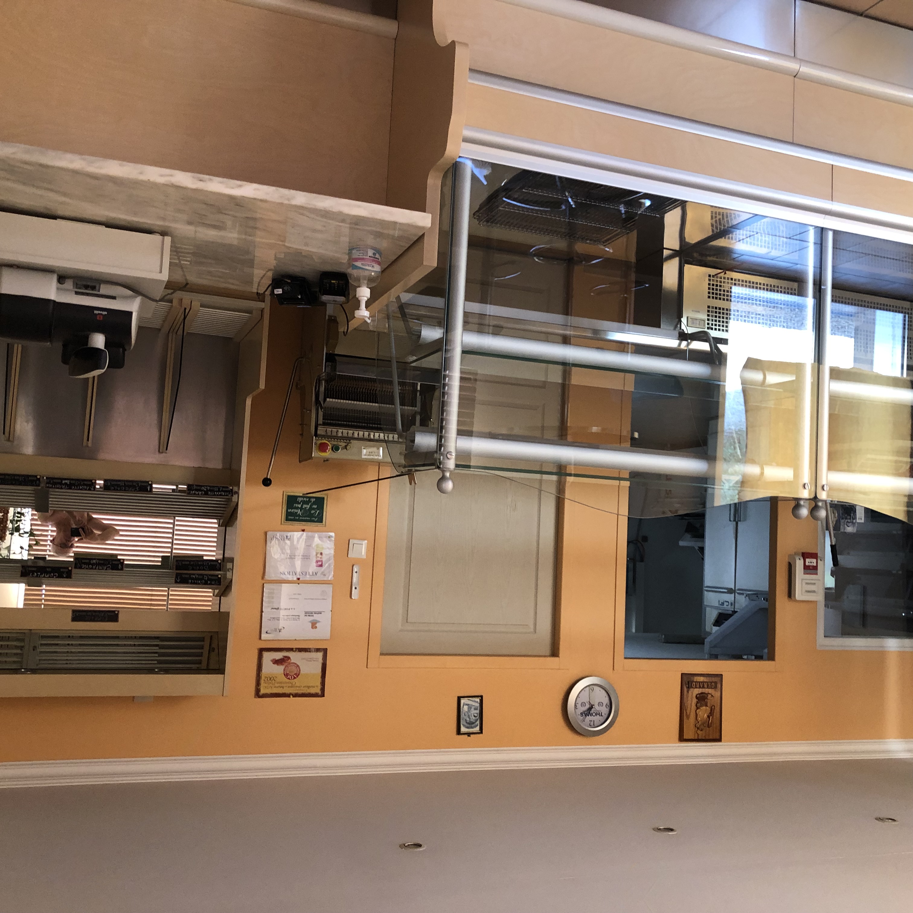 Dans un village de 2300 habitants, les propriétaires sont en place depuis 33 ans et ont déménagé leurs locaux en 2013, dans une construction neuve, très bien placée et aux normes (sans logement d'habitation )
La commune est très agréable à vivre et possède des écoles ( de la maternelle au collège ), un ehpad, des restaurants, un centre de médecins, un foyer d'activité etc...