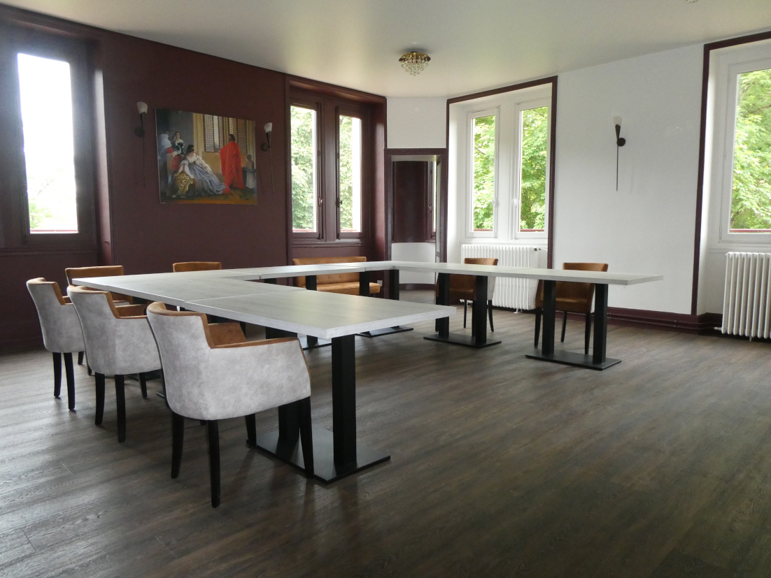 Situé au cœur de la France dans le département de l'Allier, le château de Petit-Bois de Cosne d'Allier est l'endroit parfait pour votre prochaine aventure professionnelle.

Ce château de 1830 est complété de 2 bâtiments dédiés à l’hébergement, sur une parcelle de 10438 m² au sein d’un parc arboré de quatre hectares, ouvert au public.

Le château dispose, sur deux niveaux (environ 600m²), de salles et salons pouvant accueillir jusqu'à 200 personnes. Elles sont climatisées et bénéficient d'un cadre exceptionnel.

Les 32 chambres climatisées, dont deux PMR, situées dans les deux annexes du château (environ 700m²), disposent d'un parking privé avec double borne de recharge pour véhicules électriques. 

Le site prévoit également un logement dans la "maison du gardien" : jardin clôturé, cave, grande pièce de vie, cuisine et WC au RDC et 2 chambres, mezzanine, salle d'eau avec WC à l'étage. Le loyer est de 600€.

Vous êtes professionnel(le) de l’hôtellerie-restauration et cette opportunité vous intéresse ? 
N’hésitez pas à prendre contact avec la mairie de Cosne d’Allier
Mme FOURNET au 06 07 81 11 04 ou Mme CARRE au 06 86 24 49 04 »