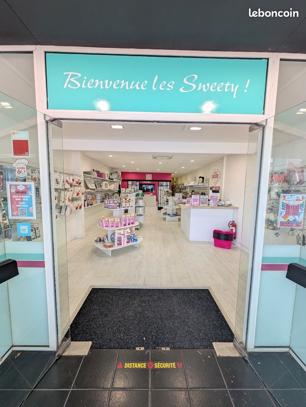 Vous rêvez d’entreprendre dans la pâtisserie créative ? Ne manquez pas cette opportunité unique de reprendre la boutique Sweet Délices d’Albi, un concept alliant gâteaux personnalisés, ateliers de pâtisserie et vente d’ustensiles et ingrédients spécialisés.

Pourquoi cette vente ?
Aujourd’hui, la boutique d’Albi est la dernière à être encore détenue en propre par le siège. Dans une logique de développement en franchise au niveau national, la marque Sweet Délices souhaite désormais confier cette boutique à un franchisé local passionné, comme c’est déjà le cas pour les 11 autres implantations en France.

Un concept rentable, clé en main :
Ouverte en décembre 2022 (3 ans d’activité)

Chiffre d'affaires en constante progression :
Année 1 (10 mois) : 95 000 € TTC
Année 2 : 138 000 € TTC
Année 3 (objectif) : 155 000 € TTC
Objectif à 5 ans : 225 000 € TTC minimum

Loyer avantageux : 1 200 €/mois TTC jusqu’en sept. 2025, puis 1 440 € TTC

Équipe actuelle :
1 manager à 35h/semaine
1 salariée à 28h/semaine

Prix de vente du fonds de commerce + matériel : 75 000 €
En sus :
Stock estimé à 8 000 €
Droit d’entrée dans le réseau franchise : 10 000 € (au lieu de 15 000€ pour les nouveaux adhérents)

Inclus dans la cession :
Formation de 3 semaines dans le réseau Sweet Délices
Accompagnement personnalisé d’1 mois après reprise
Site internet complet : boutique en ligne, Click & Collect (Drive), réservation d’ateliers, demande de devis en ligne pour gâteaux personnalisés

Pourquoi rejoindre Sweet Délices ?
Un réseau national de 11 franchises
Un concept reconnu, en forte croissance depuis 2016
Un accompagnement structuré et humain
Une clientèle fidèle et passionnée

Une opportunité d'entreprendre avec un investissement raisonnable dans un univers créatif

Faites de votre passion votre métier et rejoignez l’aventure Sweet Délices !
Contactez-nous pour recevoir le dossier complet et échanger sur cette opportunité.