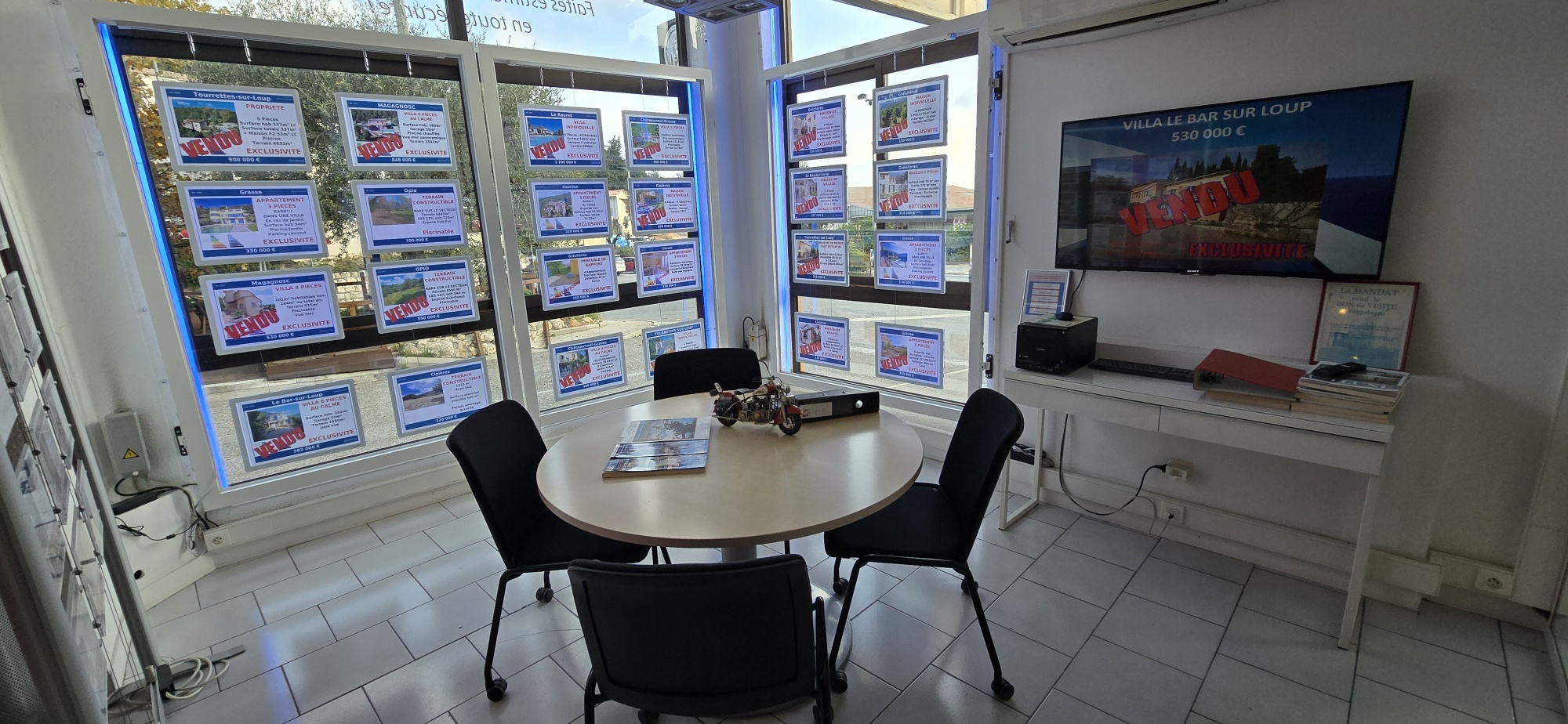 Suite à retraite
Je vends mon agence immobilière, 
Idéalement située à l'entrée  d'une zone commerciale, à côté  de la Poste.
25 ans d'existance,  je laisse tout en place, bureau, vitrine avec affiches vitrine à led , ordinateurs, meubles et 25 années d'archives informatique.
L'agence fait 73 mètres, pouvant accueillir au moins 8 personnes avec chacune son bureau, ordinateur, téléphone,  rangement...