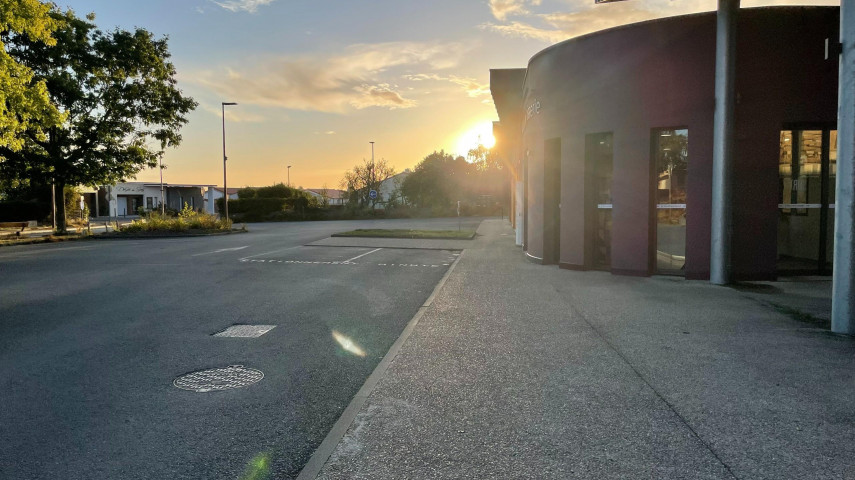 A vendre, fonds de commerce de boulangerie, pâtisserie, snacking situé en Vendée à 15kms environ de la ROCHE SUR YON.

Commune rurale et dynamique (plus de 2500 habitants) avec des écoles, des infrastructures de loisirs et un tissu économique dense.

Projet de développement pour des futurs logements. 

Petite zone commerciale en centre bourg avec différents commerces et services.

Pas de concurrence, livraison sur plusieurs communes.

Clientèle de particuliers  fidélisée depuis l'ouverture en 2016.

Bel outil de production - matériel en excellent état.

Si vous souhaitez plus de photos, vous pouvez contacter M. CHARRIER. 

L'entreprise fonctionne actuellement avec 3 dirigeants dont 1 boulanger et 1 pâtissier qui resteraient  dans l'entreprise en qualité de salariés en fonction des besoins du repreneur + 2 vendeuses TP, 2 apprentis, 1 contrat étudiant + 1 livreur (10H/semaine).

Fermeture le Mercredi (journée) et le dimanche après-midi. 
Distributeur de pain devant l'établissement.

Les locaux appartiennent à la municipalité. Loyer modéré.

Très belle opportunité.