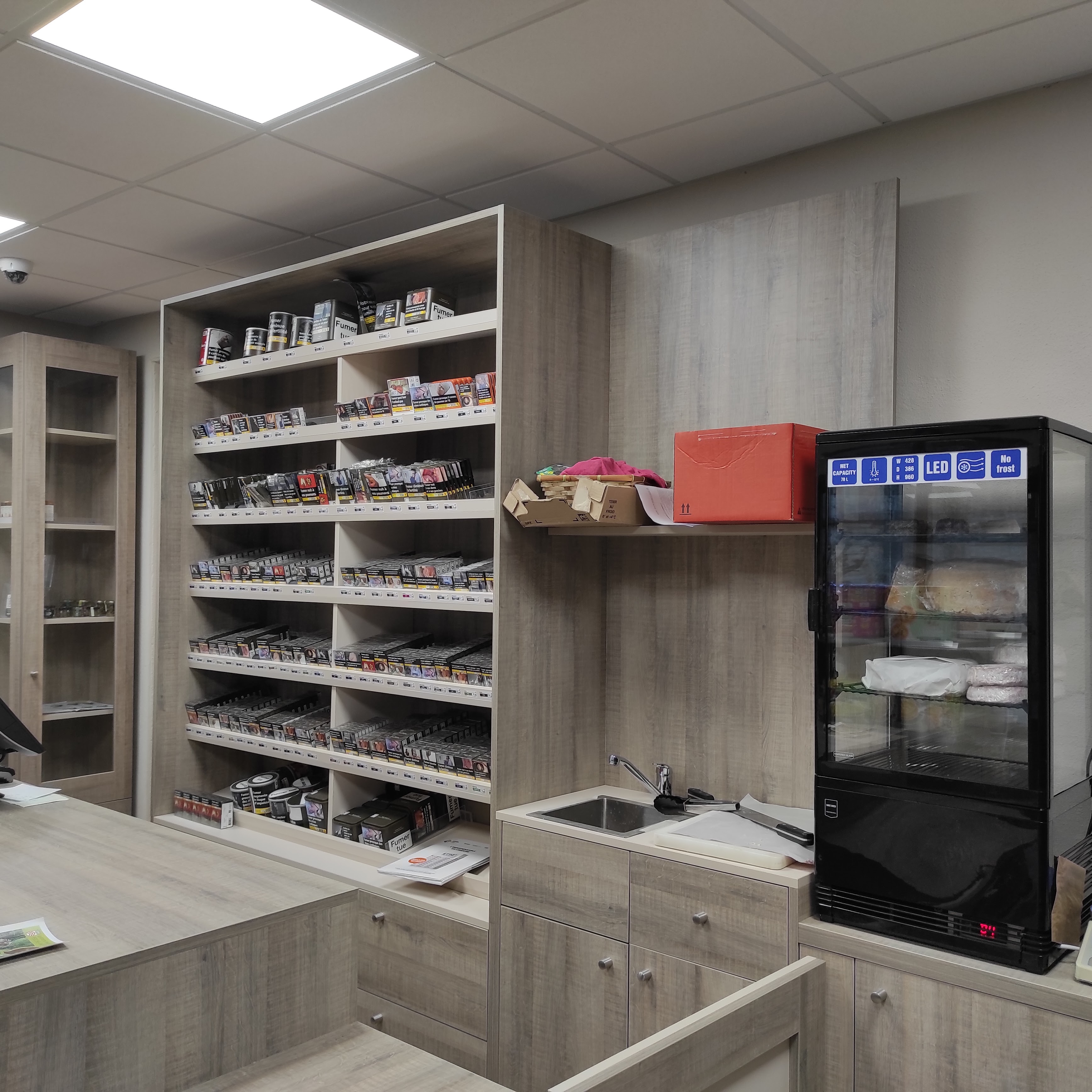 Vends commerce de proximité multi-services :
FDJ, tabac, gaz, compte Nickel, timbres, journaux locaux (Le Perche et Ouest France), point retrait du Crédit Agricole, paiement de proximité...

Magasin refait à neuf en février et mars 2022.

Village très agréable, dans le Perche Ornais, sur la route reliant Mortagne-au-Perche à Bellême et menant au Mans.

Possibilité d'un logement de 42m2 (entrée indépendante) au dessus du commerce d'un loyer de 300 €. 

Pour plus de précisions : isabellebiteau2@gmail.com