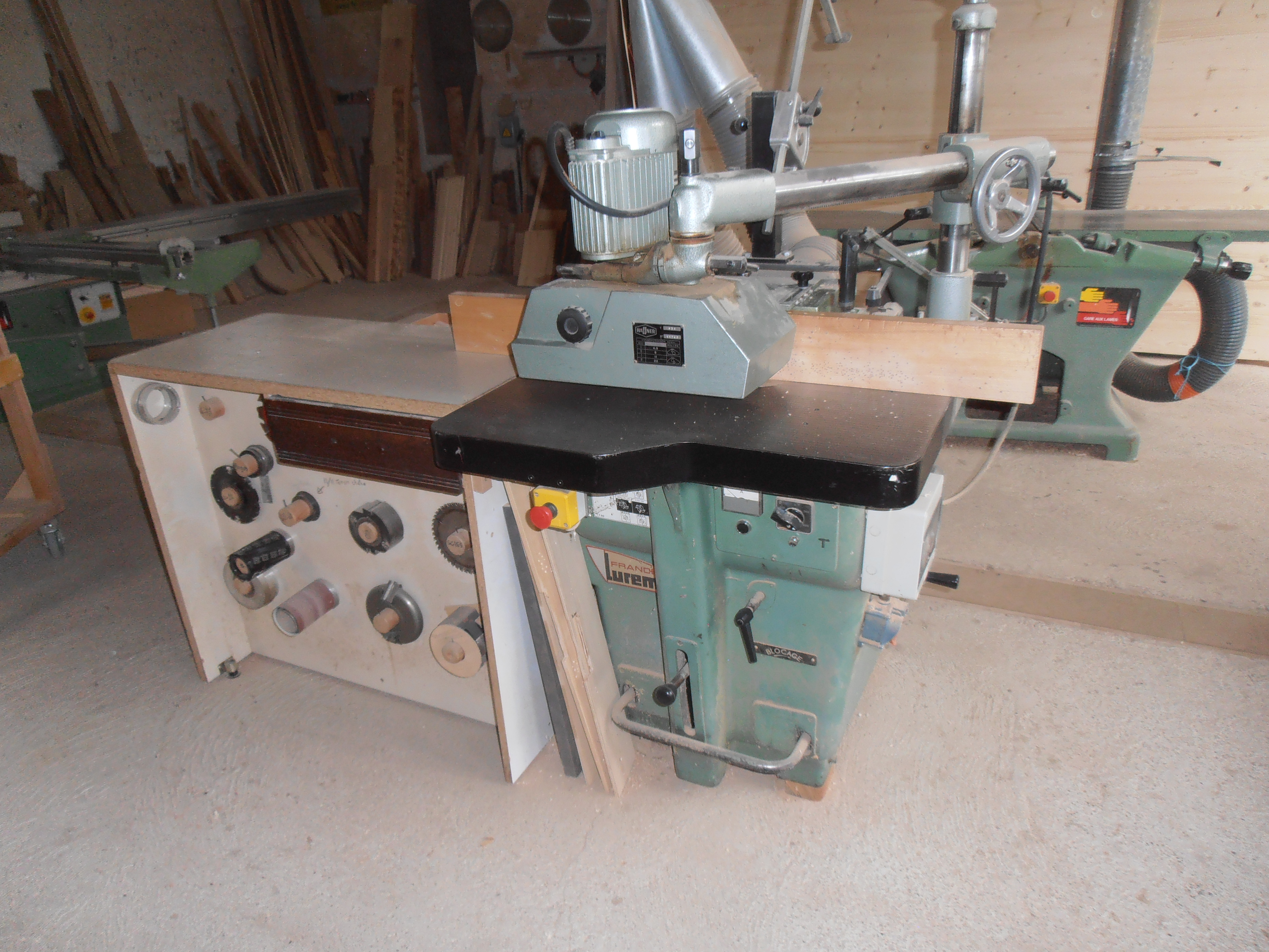 Cession d'une entreprise d'ébénisterie restauration de meubles (installée depuis 1995) .
Atelier 250m2 en location (430 € par mois) disposant d'une cour et de 2 garages.
Locaux équipé de chauffage au bois, air comprimé dans la partie atelier et machines raccordées à l'aspiration centralisée 3 sacs.
Un local est dédié à la finition, équipé d'une cabine d'aspiration.
Bureau environ 15m2, toilette, 
Machines anciennes mais en très bon état et aux normes, estimées à 25000 €.
Possibilité de céder aussi un stock de bois d'œuvre ainsi qu'un stock de quincailleries anciennes, prix à débattre.
Aucune concurrence directe à 40km aux alentours, zone de chalandise assez vaste.