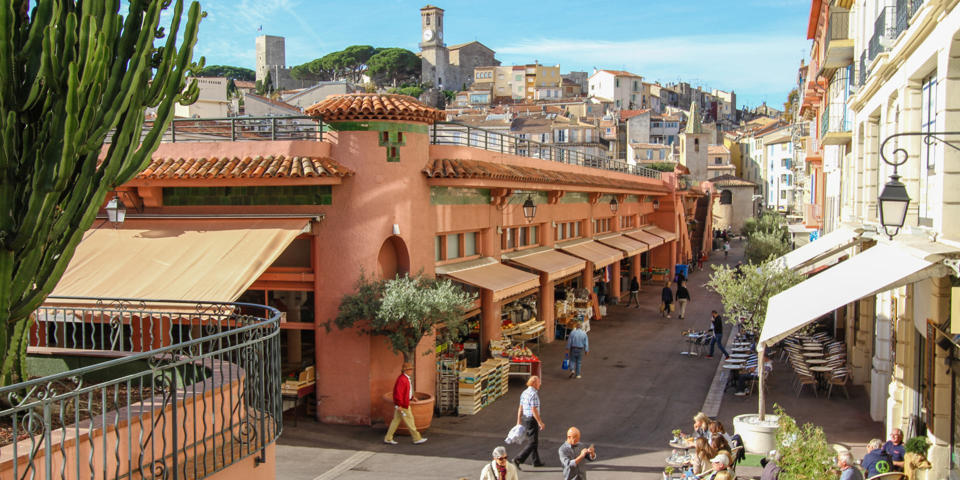 A vendre 170 000 euros le fonds de commerce d’un snack, brasserie, vente à emporter, situé au centre ville de Cannes, à 50 mètres du bord de mer et du marché de Forville.

Un emplacement sous la forme d’un stand est aussi inclus dans le bail commercial sur la zone alimentaire du marché de Forville.
Stand au marché de Forville 92 euros par mois.
Surface intérieure 30m2

Terrasse de 16 places. Loyer 380 euros par trimestre.

Loyer 2 800 euros par mois HT
CA 200 000 euros par an.

Emplacement Premium, zone piétonne très fréquentée.
Très belle affaire à développer pour les ventes à emporter.