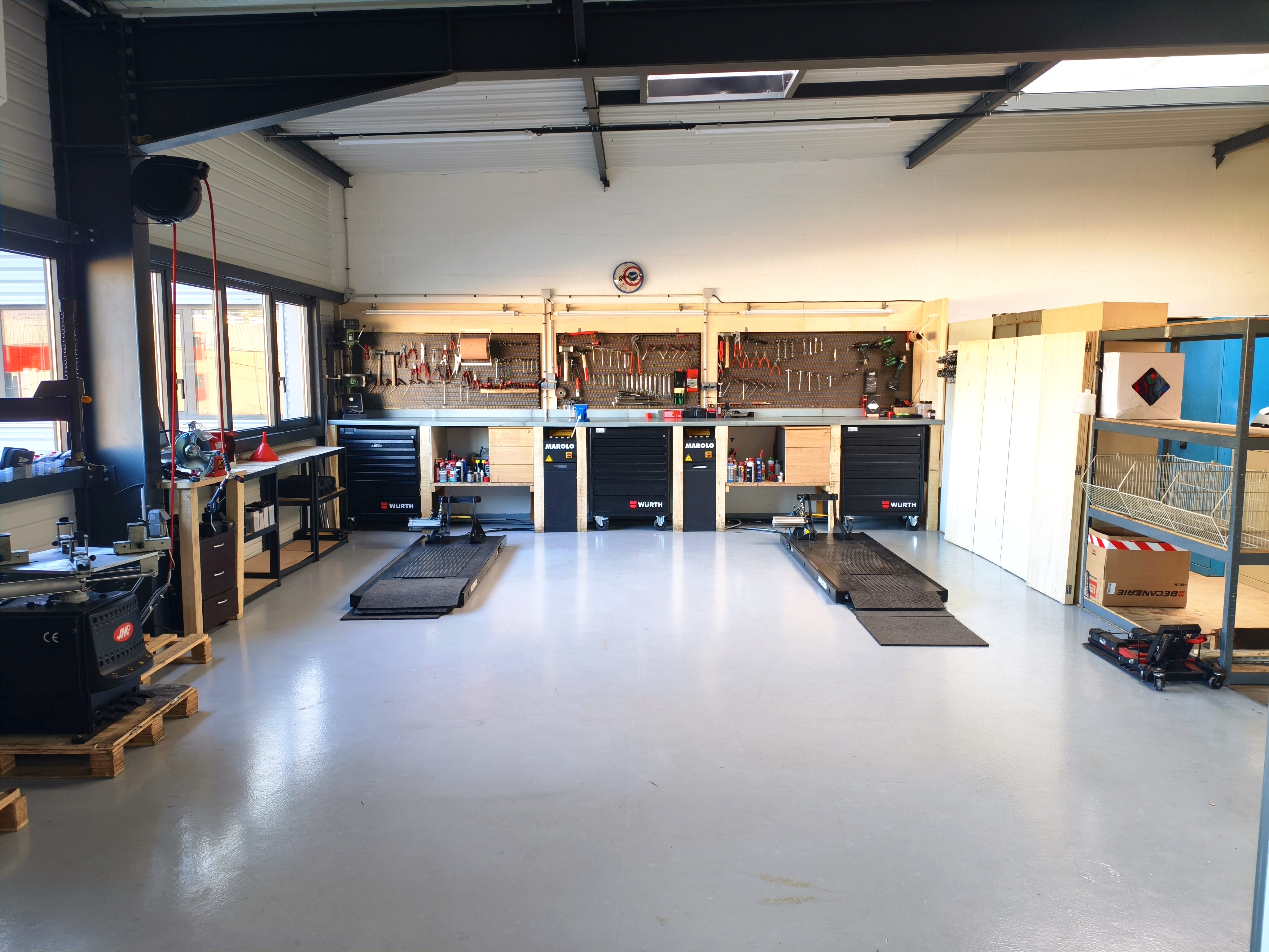 À céder, fonds de commerce d’un garage moto en pleine activité, bénéficiant d’un emplacement stratégique et d’une structure parfaitement adaptée aux métiers du deux-roues.

Garage clé en main et immédiatement opérationnel. L'équipe est actuellement constituer d'un responsable, d'un mécanicien qualifié et d'un apprenti.

Surfaces :

🔧 Surfaces total ~ 350 m²
• Surface RDC : Accueil / Dépôt-vente / Atelier  : ~ 200 m²
• Surface 1er étage : Atelier / Stockage : ~150  m²

Équipements de l'atelier :
• 1 élévateur.
• 2 tables élévatrices.
• Compresseur.
• Démonte-pneus automatique avec bras d’assistance.
• Équilibreuse.
• Extracteur de fumée professionnel.
• Nombreuses pièces et équipements atelier.

Activités actuellement exploitées :
• Mécanique et entretien moto
• Dépôt-vente moto

Local idéal pour :
Garage moto, préparateur, spécialisation (custom, restauration, etc.).

💶 Loyer : 4450 € ttc

📑 Prix du fond de commerce : 80.000€

Dossier de présentation et photos complémentaires disponible après premier contact sérieux.
Curieux s'abstenir.