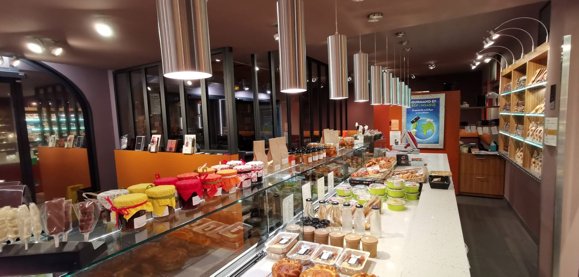 LIMOGES, vend pâtisserie chocolaterie traiteur restaurant des desserts. Cette entreprise située dans une zone résidentielle limitrophe d'un centre clinical et d'une zone industrielle, bénéficie d'un axe rentrant et facile d'accès. Composée d'une surface de vente de 70m² et d'une petite terrasse, l'ensemble des locaux et du matériel sont de qualité et entretenus avec soin.

Créée en 1974, cette entreprise a su prospérer et conquérir, par la qualité de ses produits et services, une clientèle de particuliers de Limoges et sa périphérie. Une équipe de jeunes professionnels, 10 salariés et 4 apprentis, témoigne du dynamisme et des capacités d'adaptation et de développement de cette entreprise. Ouvert du mardi au samedi
Repos dimanche et lundi 
6 semaines de congés annuels.

CA HT 2024 - 1  120 599 € 
tout magasin 
EBE 2024 - 204 707 €
Vente des murs possible