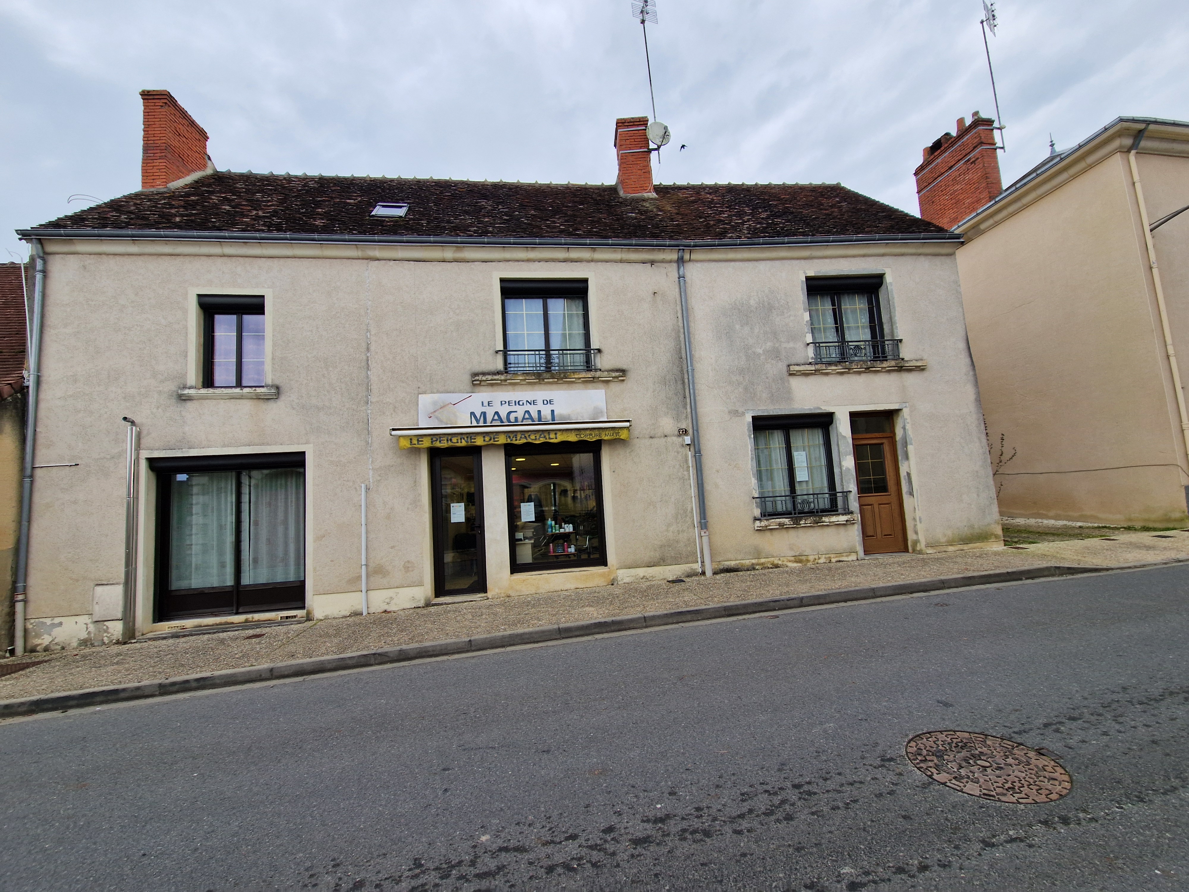 vend salon de coiffure pour cause de maladie ainsi que la maison d'habitation qui est autour du salon,dans village situé en région centre.
Village situé à 40 minutes au nord de Châteauroux et 1h au sud de Tours,à proximité de Loches.
850 habitants affaire à redévelopper suite à ma maladie.