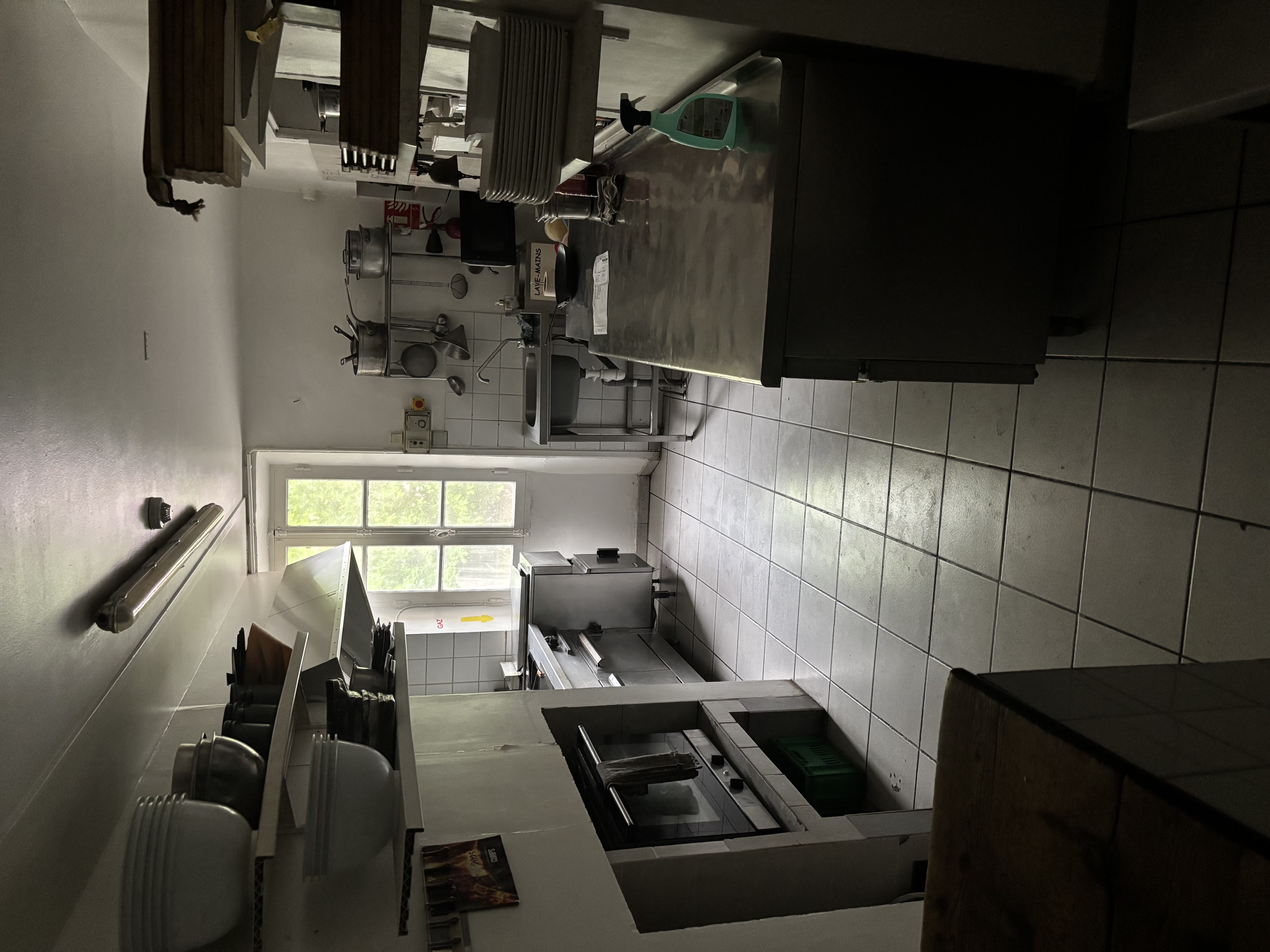 À vendre fond de commerce dans un village du haut Var situé entre la route Napoléon et proche de l’entrée des gorges du Verdon.
L’établissement se compose:
2 salles intérieur d’une capacité de 50 couverts, d’un four à bois pour les pizzas, une cuisine équipée et une terrasse de 40 places.
L’hôtel dispose de 5 chambres+ un appartement de fonction avec 2 chambres.
Licence 4 cède avec le fond
Loyer des murs 1185€/ mois 
Terrasse 200€/ an 
Jolie village disposant d’un camping municipal, une piscine, un mini golf, activités parapente, randonnée et une salle d’escalade.