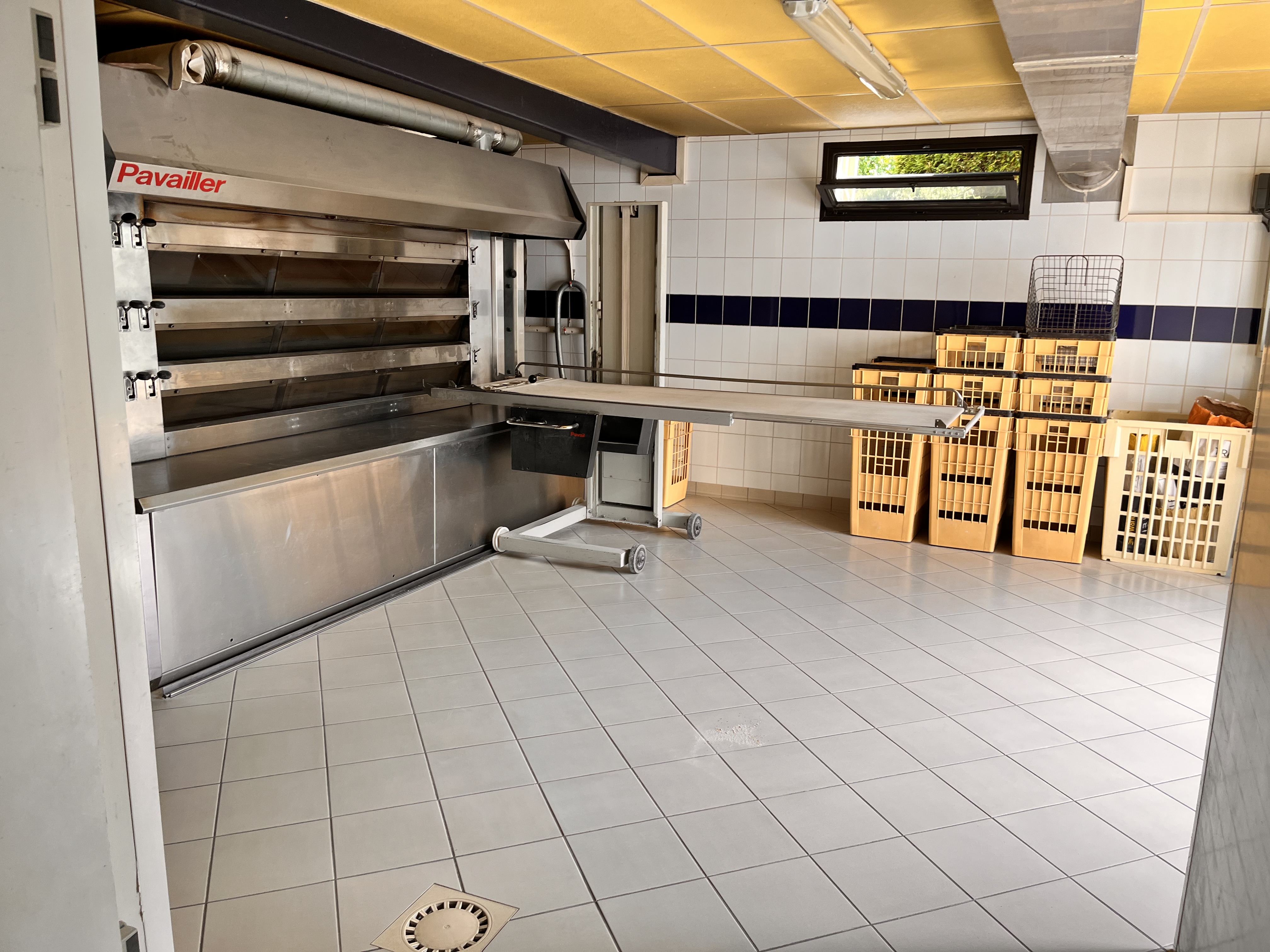 Lien de l'annonce de la chambre des métiers :

https://www.transentreprise.com/offres/fiche/NAQ260656A/boulangerie-artisanale/nouvelle-aquitaine/correze/tulle-et-arrondissement


À vendre – Boulangerie artisanale – Soursac (Corrèze) – Cause retraite.

Située en plein cœur de Soursac, en Corrèze, la Boulangerie Raynal, en activité depuis 1987, est mise en vente pour cause de départ à la retraite.

Entreprise bien implantée localement, avec une clientèle fidèle et une solide réputation dans la région.  

Exploitée depuis 1987 et bénéficiant d’une solide réputation locale. Clientèle fidèle, activité stable et rentable : chiffre d’affaires 2024 HT : 146 033 euros. Le fonds comprend un ensemble complet de matériel en très bon état (peseuse, 2 chambres de fermentation, tour réfrigéré, etc.). Locaux en parfait état avec diagnostic hygiène réalisé. Possibilité de louer l’appartement situé au-dessus ou de racheter les murs si souhaités.

Prix du fonds : 90 000 euros.

Loyer du fond : 550 euros.

Accompagnement possible par le cédant. Idéal pour un couple de repreneur souhaitant s’installer dans une commune paisible avec un outil de travail prêt à l’emploi.