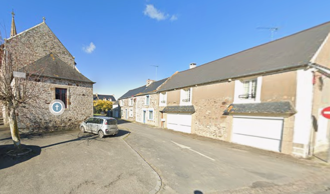 1. Présentation de la commune
La Commune d’HIREL compte 1 412 habitants en 2025 et 170 résidences secondaire soit environ 1600 habitants.
HIREL se situe dans la baie très touristique de la baie du Mont ST MICHEL, à 10 minutes au Nord de DOL de BRETAGNE.
HIREL est sur la route entre CANCALE (à 17 minutes) et le Mont ST MICHEL (à 33 minutes). 
Les 2 boulangeries les plus proches sont au VIVIER sur MER à 2 km l’Est ou ST BENOIT des ONDES à l’Ouest à 5 km.
La clientèle est constituée des habitants, des touristes, des campings caristes (lieu d’accueil à 1 km mètres du commerce).
Des particuliers gèrent une quarantaine de gites et des chambres d’hôte sur la commune et un camping.
HIREL possède un joli patrimoine bâti, le GR 34 passe par le centre-bourg avec une forte fréquentation de randonneurs et de cyclistes.
3 restaurants sont ouverts sur la commune.
La commune possède une pharmacie, un bar, une alimentation, un salon de coiffure, une esthéticienne et un garage.
Un marché a lieu en juillet et août. 
La commune a une offre en matière médicale avec un médecin, des infirmières.
HIREL a aussi de nombreux artisans installés sur la commune
La commune dispose d’une salle communale - aux normes d’accessibilité et de sécurité, d’une capacité maximum 290 de personnes (la salle est modulable), avec cuisine équipée professionnelle. Cette salle, à proximité immédiate du bourg peut être utilisée pour faire des repas de groupes. 
Un centre d’hébergement – loisirs pour des groupes se situe se situe à côté de la salle.
Pour la petite enfance, une école maternelle et élémentaire publique de 65 élèves avec cantine. 
Des collèges et des lycées sont installées à 15 km avec un transport collectif.

2. Localisation et spécificités du commerce
Situation géographique d’HIREL : 
Le commerce est situé au centre bourg avec une fréquentation de 5 000 véhicules jour en basse saison et près de 10 000 durant la saison forte.
La gare SNCF est à 4 km à LA FRESNAIS.

Situation géographique du commerce : 
Le commerce sera situé en plein centre-bourg à côté de l’église et du bar tabac et la crêperie restaurant. Il bénéficie d’une bonne visibilité et de nombreux parking.
Le projet est dans la maison de gauche avec les volets roulants.
 
3 . Le contexte pour le porteur de projet
La commune est propriétaire des murs et recherche un exploitant pour créer un fonds de commerce de boulangerie- pâtisserie- salon de thé par l’apport de matériel de boulangerie.
La commune recherche un exploitant pour créer du fonds de commerce. Cet établissement conviendrait plutôt à un couple ou 2 associés. L’installation est prévue septembre 2026.
Le commerce disposera d’un laboratoire et d’en grand espace de vente. Une terrasse à côté du commerce pourra accueillir des clients.
Le commerce bénéficie de nombreuses places de stationnement (derrière l’église).
Le futur exploitant créera son fonds de commerce en apportant le matériel professionnel.
Ce commerce devra être ouvert au moins 5 à 6 jours dans la semaine dès le matin. Le samedi et le dimanche matin devront accueillir la clientèle. 

Habitation :
Un appartement sera disponible pour les exploitants si besoin.

4. Les objectifs du porteur de projet 
La commune souhaite sélectionner un exploitant qui présentera un projet répondant aux critères suivants : 
o	Le professionnel disposera d’un commerce aux normes. Les clients pourront s’y profiter de la terrasse en toute convivialité. Un espace snacking est possible suivant le projet retenu par l’exploitant. 
o	Il devra assurer des services à la population et renforcera l’animation en centre-bourg. Le commerce sera largement ouvert, avec des horaires en lien avec le territoire et ses habitants. Il sera primordial de dispenser un service de qualité et de la bonne humeur à l'ensemble de la clientèle. Il s’efforcera de maintenir un environnement propre et attrayant où le client se sentira à l'aise.
o	Des connaissances en comptabilité et toute matière utile à la gestion de ce type d’établissement sont souhaitables. Le locataire-gérant saura utiliser les réseaux sociaux : à l’heure du tout numérique. Il est important pour un bar-restaurant de communiquer sur les outils WEB (Facebook, Google + My Business, géolocalisation…). Possibilité d’accompagnement par la CCI. Site internet existant.

5. Conditions d’exploitation, cadre juridique 
L’exploitant fera ses formalités administratives pour l’ouverture au public et les formations obligatoires : diplôme professionnel et HACCP. 
Il devra disposer d’un apport personnel minimum afin d’assurer le financement du matériel, des stocks, les frais administratifs et de formation.
Il est conseillé à l’exploitant de se faire accompagner par la Chambre de Commerce et d’Industrie d’Ille et Vilaine. 

Modalité d’occupation :  
L’exploitant devra s’acquitter d’un loyer mensuel maximum de 800 € HT pour le commerce.
Une aide au démarrage pourrait être mis en place par la mairie pour la première année.

6. Constitution du dossier de candidature
 Chaque candidat intéressé devra constituer un dossier de candidature composé: 
●	D’une note de présentation du projet d’exploitation comprenant : 
○	Les motivations du candidat pour son projet professionnel ; 
○	Un descriptif du projet d’exploitation : une description de l’offre de produits et des prestations, prix pratiqués, moyens humains, communication, animations;
○	Le CV du candidat, développant notamment l’historique des activités de même type exercées ;
○	Un plan de financement succinct indiquant les éléments prévisionnels (besoins / ressources) ;
○	Un planning d’organisation comprenant notamment les plages d’ouverture sur une semaine (amplitudes horaires, jours d’ouvertures…) ;
○	Un extrait de casier judiciaire. 
La transmission de la note de présentation est obligatoire pour l’étude de la recevabilité des candidats. 

•	De pièces administratives : 
o	Copie recto-verso de la carte nationale d’identité en couleur ;
o	Une copie de diplôme(s) ;
o	Le cas échéant, un extrait de l’immatriculation au registre du commerce et des sociétés (extrait Kbis) et le dernier bilan avec les liasses fiscales. 

7. Remise du dossier de déclaration de candidature
●	Remise du dossier
Les dossiers de candidature devront être envoyés ou déposés à la Mairie d’HIREL au plus tard le 30 janvier 26, cachet de la poste faisant foi, à : 

Mairie d’HIREL
2 rue des écoles – 35120 HIREL

Les offres par voie électronique sont admises, mais le demandeur devra s’assurer de l’arrivée de son mail en temps et heure. Contact : maire.hirel@wanadoo.fr


●	Admissibilité : 
Sera admissible tout candidat souhaitant exploiter le fonds de commerce. Néanmoins, il est attendu des candidats une expérience certaine en matière de boulangerie-pâtisserie. 
L’admission à l’exploitation est soumise à la présence de diplôme.
En tout état de cause, la Commune d’HIREL se réserve le droit de rejeter toute candidature qui ne répondrait pas aux règles d’admissibilité prescrites. 

●	Attribution 
Les dossiers de déclaration de candidature feront l’objet d’un examen approfondi en stricte confidentialité par la commune et ne seront pas communicables aux tiers ni aux concurrents. 
Un avis sur chaque dossier sera émis en tenant compte : 
o	Du profil / expérience / compétence du candidat,
o	De la qualité du projet / concept d’exploitation / équilibre économique, 
o	De la variété des produits proposés et des prix pratiqués, 
o	Des moyens humains. 
Outre ces capacités, l’originalité de l’offre, l’intégration dans le tissu économique, les horaires d’ouvertures (en association avec la vie locale) feront partie des critères de sélection des candidats. 
Les candidats sélectionnés seront invités à présenter leur dossier devant les responsables de la commune et les autres personnes associées. Pour les candidatures retenues, une date pour les entretiens sera prévue en février 2026.
A l’issue de ces entretiens, le jury se prononcera sur le choix définitif du candidat. La commune d’HIREL restera souveraine, en toute circonstance, pour désigner le choix du locataire-gérant. 
Pour les candidats non retenus à l’issue de la procédure de sélection, un courrier leur sera notifié, dès que la commune aura arrêté son choix.