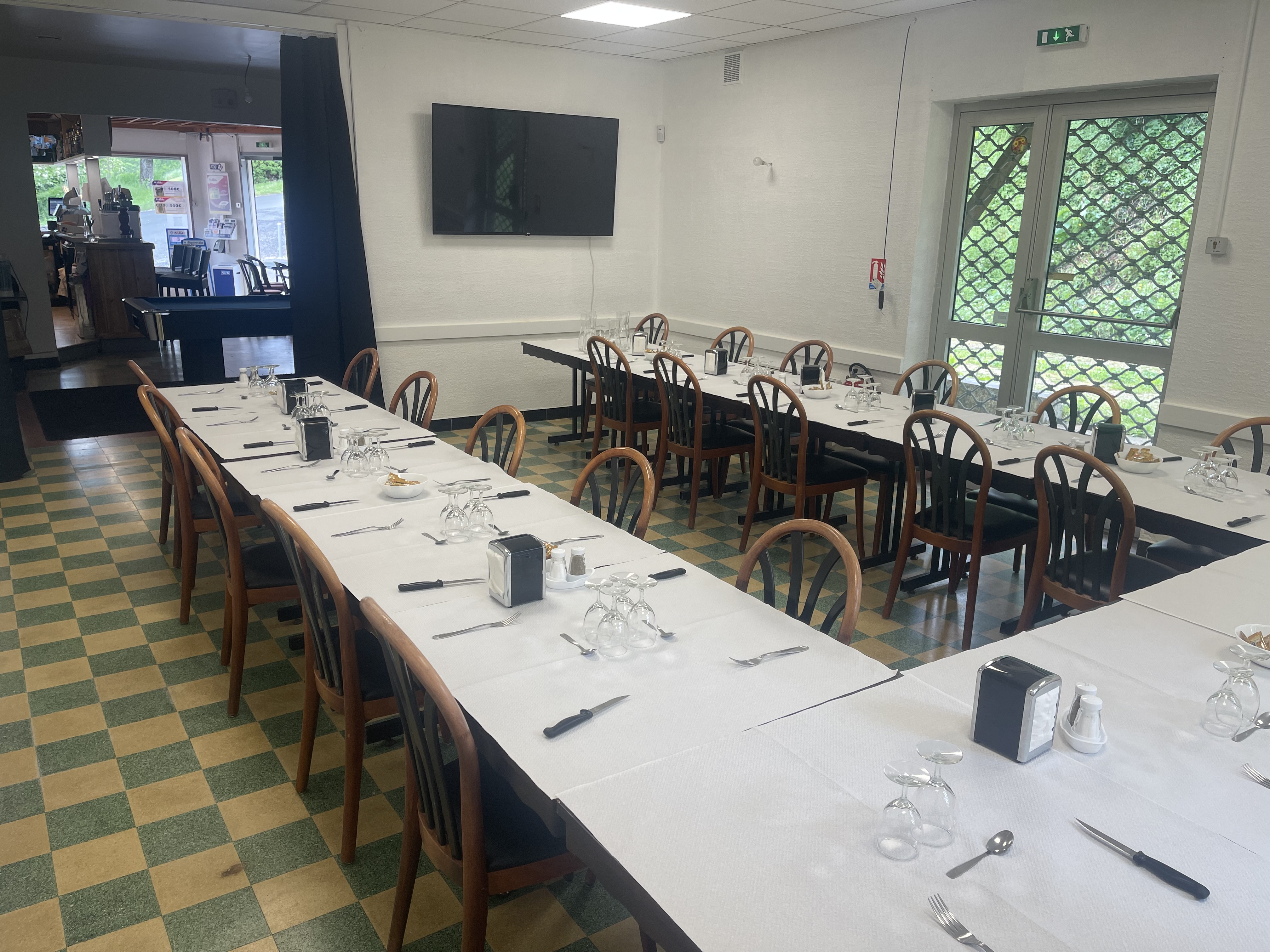 À vendre fond de commerce Bar Tabac FDJ Gaz Relais colis avec possibilité de faire de la restauration…
Situé dans un village à 10 mn de Bergerac.
Belle Terrasse extérieur
Clientèle fidèle 
Chiffre d’affaires en constante évolution
Affaire à saisir car très grand potentiel du à un projet de déménagement en plein centre ville du village. Locaux plus grands, plus fonctionnels, plus visibles, grand parking, sur un axe principal.
Possibilité de diversifier encore plus les produits et services déjà existants 
Appartement de 3 pièces + véranda + cave + jardin + 2 granges compris avec le bail commercial 
Me contacter pour plus d’informations