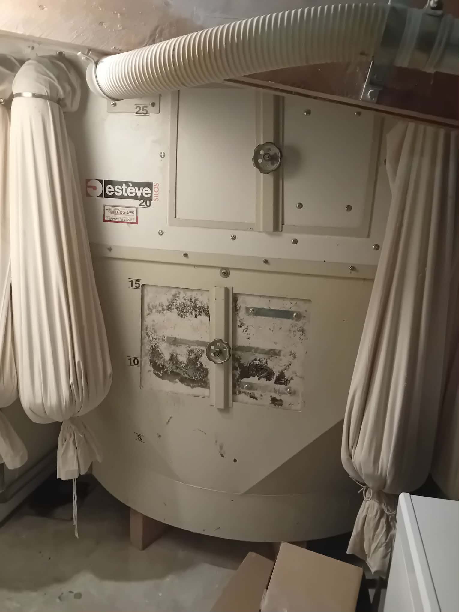 A vend fond de commerce boulangerie pâtisserie.
Située dans un bourg animé commerçants et très passants.
Logements disponibles a l'étage composé de 3 chambres plus 2 pièces et un grenier au 2eme étage.
Matériel entretenu four âgé de 12 ans
Actuellement 5 semaines de congés annuel 320.000 de chiffre d'affaires ttc.

Une employée en vente et 2 employée en pâtisserie