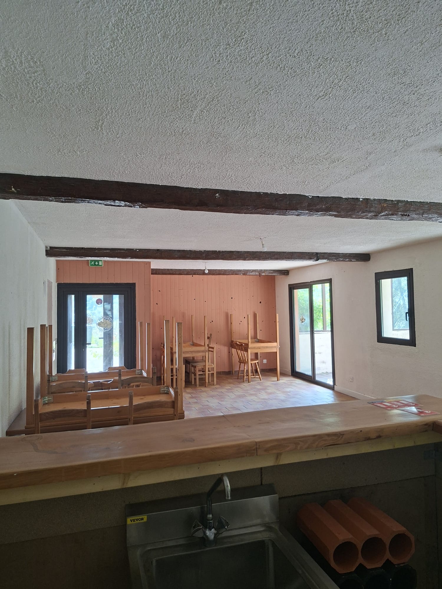 ROUBION, Alpes-Maritimes, station de montagne été/hiver propose à la location local pour restaurant situé station des Buisses.
Anciennement dénommé "restaurant l'Alpage", le local est situé à environ 100m du cœur de station en RDC d'un bâtiment comportant 7 gites communaux.
Le local comporte une grande cuisine, une partie technique, une salle de restauration de 40 places avec coin bar et une terrasse. L'équipement est a compléter. La décoration est a faire.
Possibilité de bail précaire puis commercial. Conditions à discuter selon dossier et références.
Présentation de la commune et de la station sur www.roubion.com
