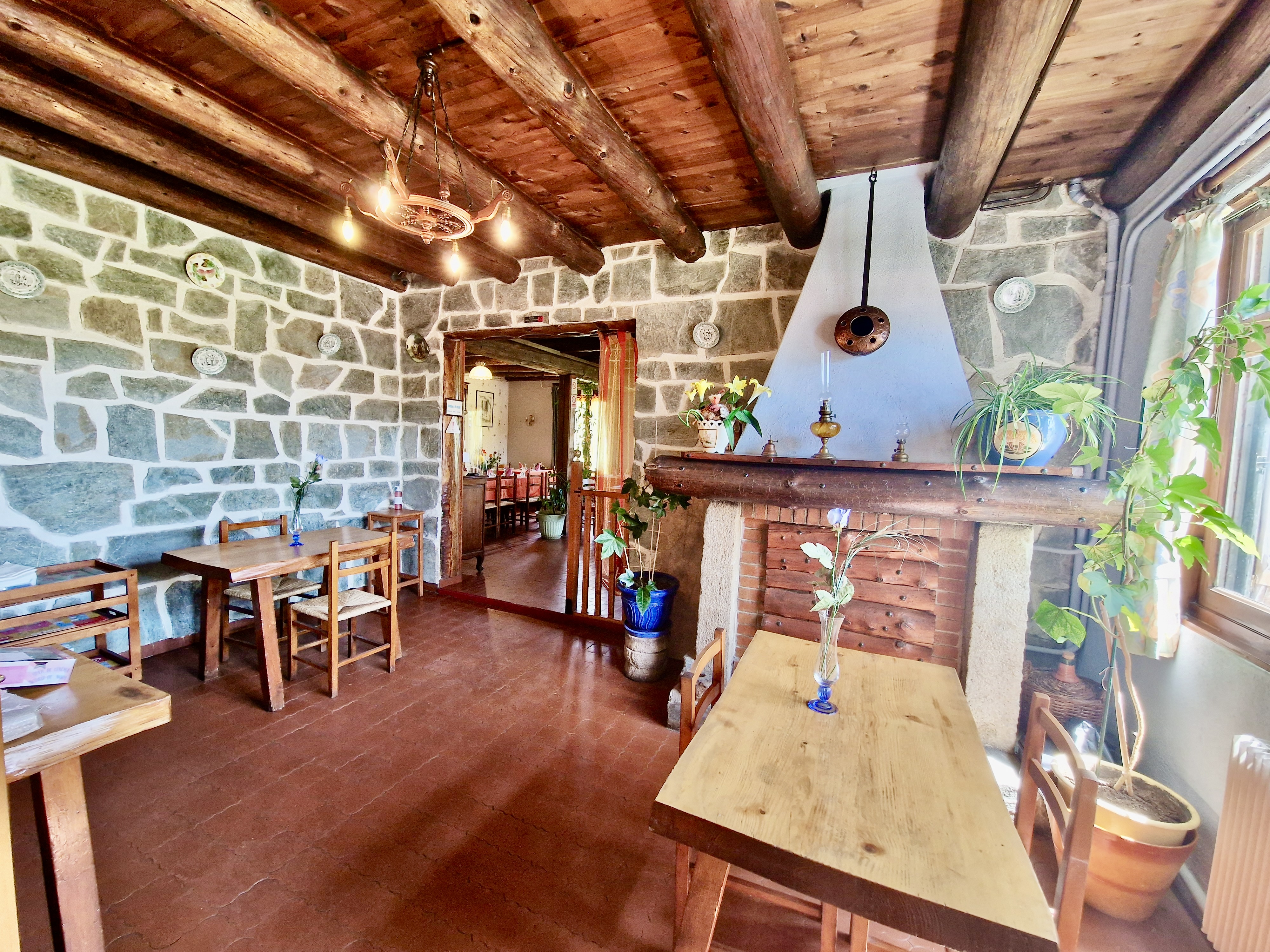 À vendre : fonds de commerce restaurant et chambres d’hôtes, idéalement situé à Saint-Eugénie-de-Villeneuve (Haute-Loire), sur un axe routier très fréquenté. L’activité touristique saisonnière est particulièrement dynamique d’avril à novembre, portée par un flux régulier de vacanciers et de visiteurs de passage. Situé sur un axe routier très fréquenté, l’établissement bénéficie d’une excellente visibilité et d’un fort potentiel de fréquentation. La région, prisée pour son patrimoine naturel et culturel, attire chaque année de nombreux touristes, ce qui assure une belle rentabilité sur la période haute. Ce contexte favorable fait de ce fonds de commerce une opportunité idéale pour un repreneur souhaitant s’installer dans un cadre attractif et développer une activité pérenne. L’établissement se compose de 9 chambres spacieuses et lumineuses, chacune équipée de sa salle d’eau privative, offrant confort à une clientèle touristique. La partie restauration comprend deux salles conviviales ainsi qu’un espace bar, permettant d’accueillir aussi bien une clientèle locale qu’un flux régulier de visiteurs grâce à sa situation sur la Nationale 102. Un lieu à fort potentiel. Un grand parking récent complète l'ensemble. Grâce à sa configuration et son emplacement, cette propriété se prête aussi bien à une activité hôtelière classique qu’à un gîte de groupe, un relais motard, une auberge gastronomique ou encore un lieu d’accueil touristique et événementiel. Un chiffre d'affaires annuel d'environ 80.000 € à développer grâce à de nouvelles formules, des événements et une terrasse extérieure. Prix Murs et fonds de 315.000 € + 20.000 € de frais d'agence.