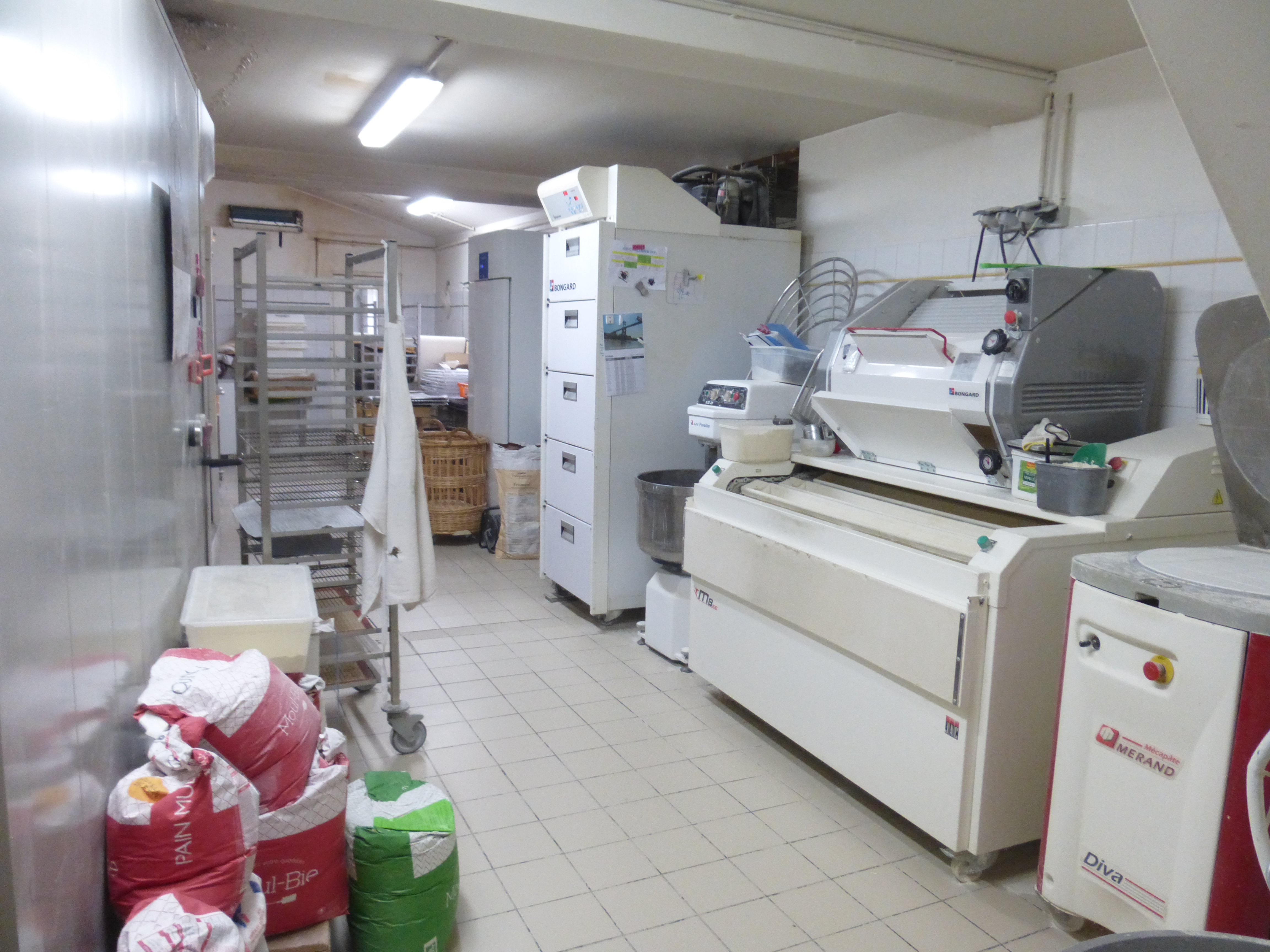 A vendre Boulangerie-pâtisserie (en activité) avec habitation à l'étage.
L'ensemble murs ( 298000 €)+ fonds de commerce ( 75 000).
Surface totale 270 M² , appartement à l'étage de 100 M², 
commerce surface de vente +labo-fournil 170 M².
Boulangerie-pâtisserie situé dans une petite ville de 2900 habitants, en développement ( 3 nouveaux lotissements en construction), avec école, collège, gendarmerie, centre médical (médecin, infirmières, kiné, dentiste),
alimentation, coiffeurs, primeur, poissonnerie, boucherie, petit marché le weekend, tabac-presse, associations sportives et loisirs. Et grande surface commerciale à 2km.
Située à 7minutes de Rochefort, 10 minutes de Marennes et des plages, à 30 minutes de La Rochelle , Royan et Saintes.
La boulangerie est située à côté de l'église et de la mairie.
C'est une petite boulangerie de quartier, très agréable, avec une clientèle agréable et variée, depuis deux mois, c'est la seule boulangerie ouverte le dimanche.
Reprise de l'activité possible avec livraisons ; mairie, école, collège, garderie et maison de retraite.
Four à consommation stable et raisonnable puisque chauffé au fioul, petit contrat d'électricité en 18KWH, sans augmentation monstrueuse comme sur certains fournisseurs.
Boulangerie-pâtisserie idéale pour couple.
N'hésitez pas pour toute question.