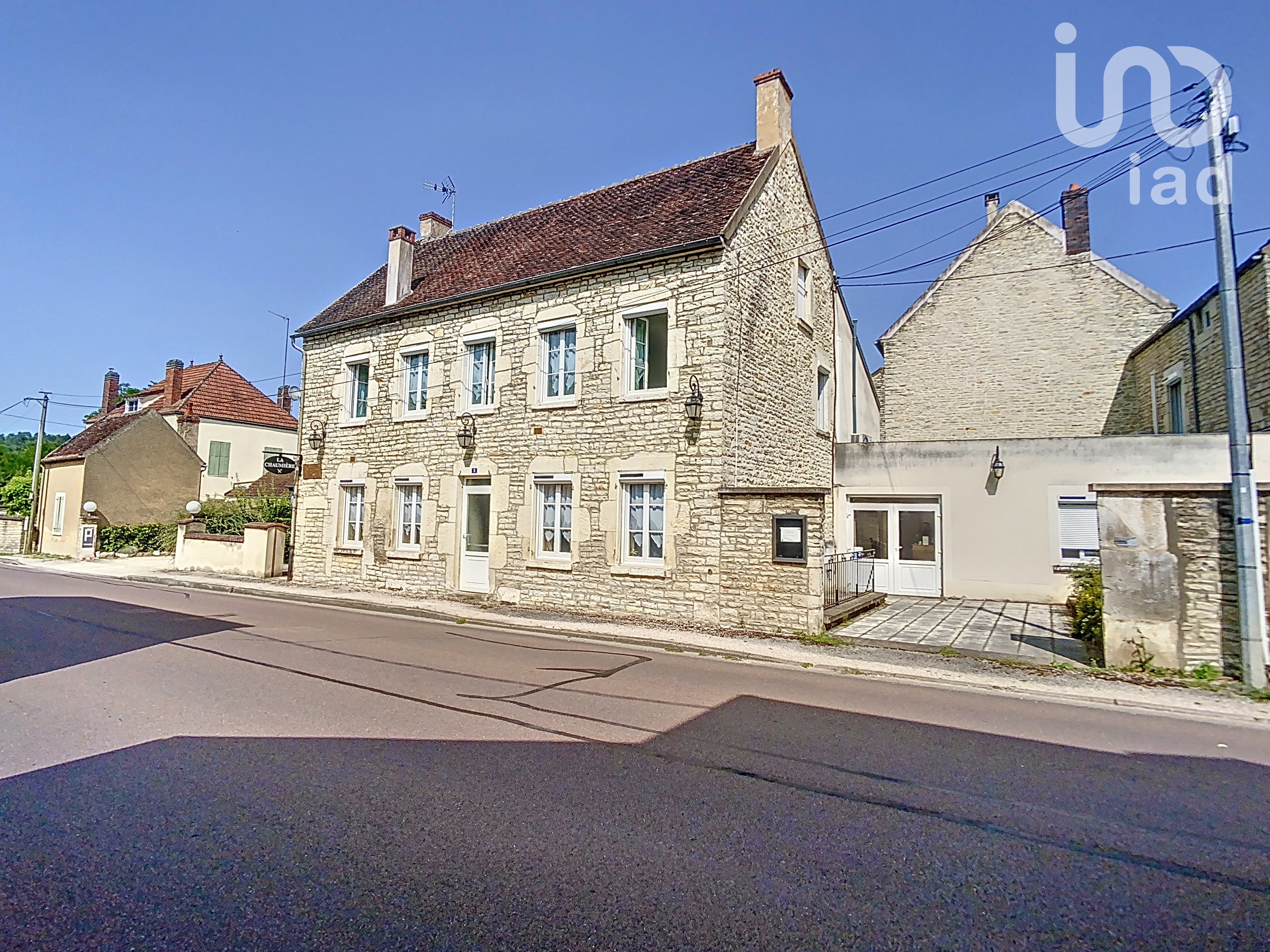 Découvrez cette propriété exceptionnelle de près de 300 m², anciennement l'Hôtel des Grottes, entièrement rénovée et remise aux normes pour une activité de chambres d'hôtes ou pour un usage en tant que résidence principale. Cette maison, conforme aux normes requises pour un hôtel deux étoiles, est située dans un charmant village à proximité des célèbres grottes d'Arcy-sur-Cure. Elle offre une superficie totale de près de 300 m², avec un appartement indépendant de 56 m².

La propriété principale se compose d'une entrée avec espace bar, d'une salle de petit déjeuner et d'un séjour spacieux. Au rez-de-chaussée, vous trouverez des toilettes, dont un WC adapté aux personnes à mobilité réduite. La cuisine professionnelle de 70 m² est entièrement équipée, avec une chambre froide et un accès à une cave voûtée. Une arrière-cuisine / buanderie complète cet espace. À l'étage, six chambres sont disponibles, chacune disposant de sa propre salle d'eau et de WC. Depuis le deuxième étage, vous avez accès à un grenier. À l'extérieur, la propriété offre une grande terrasse avec barbecue, puits et un parking privé, un poulailler, ainsi qu'une réserve et une cave.

L'appartement indépendant comprend un séjour, trois chambres, et une salle d'eau avec WC. Cet espace est idéal pour la location ou pour accueillir la famille.

La maison bénéficie de fenêtres en PVC double vitrage et insonorisées, offrant une isolation phonique efficace malgré la proximité de la nationale 6. Le chauffage est assuré par une pompe à chaleur, qui dessert toutes les chambres ainsi que l'appartement, avec une climatisation réversible pour un confort optimal en été comme en hiver. Au rez-de-chaussée de la maison principale, des radiateurs électriques viennent compléter le système de chauffage. L'isolation de la propriété est excellente, garantissant une consommation énergétique maîtrisée. Un adoucisseur d'eau et un ballon d'eau chaude thermodynamique sont également installés. Les volets roulants en aluminium à l'étage ajoutent une touche de confort supplémentaire. La propriété est également équipée pour accueillir des groupes, ce qui en fait un choix idéal pour une activité de chambres d'hôtes. De plus, elle dispose d'une licence IV.

Cette propriété est idéalement située dans un village offrant une épicerie, un café associatif, et une gare TER/SNCF reliant Paris-Bercy à Avallon. L'autoroute A6 à proximité permet un accès facile entre Auxerre et Avallon. Les amateurs de randonnée, de pêche, et de kayak apprécieront les nombreuses activités en plein air disponibles dans les environs. De plus, la propriété se trouve sur le chemin de Saint-Jacques de Compostelle, ajoutant une dimension historique à son charme.

Actuellement utilisée comme chambres d'hôtes, cette propriété offre un potentiel incroyable pour poursuivre l'activité ou pour être transformée en une magnifique résidence principale. L'appartement indépendant peut également être loué, ce qui représente un atout financier non négligeable.