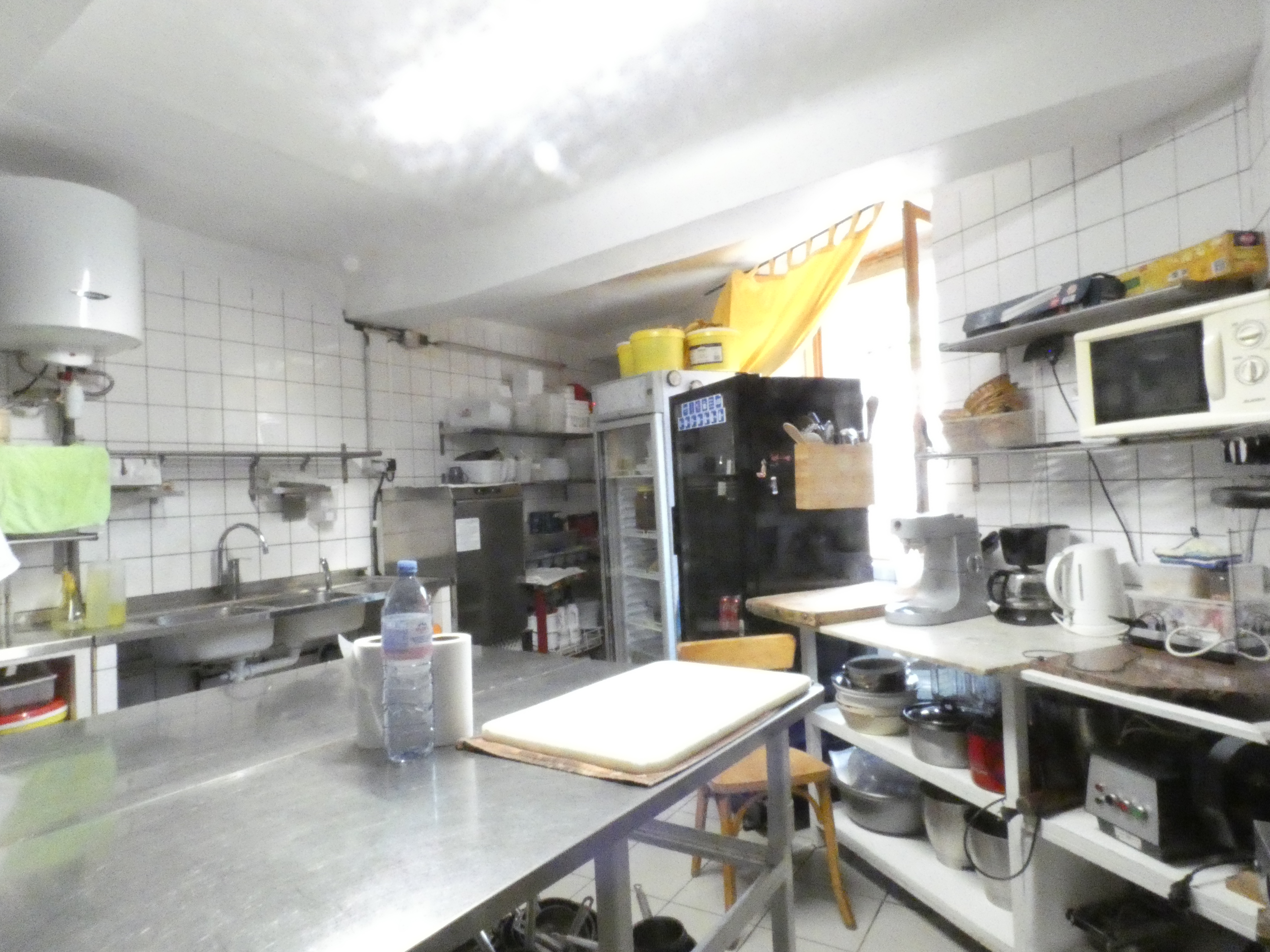 BARGEMON : Sur la route menant aux Gorges du Verdon, venez découvrir ce local commercial

Actuellement ce local de 44m2  est  un chaleureux restaurant avec une salle pouvant accueillir 20 couverts à l'intérieur, et 35 couverts en terrasse ombragée.
Grande cuisine professionnelle bien équipée, bien entretenue. La cuisine est réalisée avec des produits frais de qualité au feu de bois. Clientèle d'habitués acquise depuis plus de 30 ans générant un CA de 75 K€ service uniquement les soirs en saison, pouvant atteindre facilement les 180 K€  Beau potentiel concernant le chiffre d'affaires en ouvrant les midis et possibilité d'élargir sa clientèle.
Loyer est de 550 € TTC par mois. Les contrôles sanitaires effectués en 2021 sont satisfaisants.

Possibilité d'acquérir les murs d' une réserve attenante au restaurant d'environ 20 m2 OU bien d'acquérir cette réserve pour une autre activité commerciale/professionnelle.

LOCAL COMMERCIAL  pouvant servir pour toutes autres activités : épicerie, traiteur, bar, ou pour toute autre activité  ne concernant pas forcément l'alimentaire, la porte est ouverte pour vos divers projets.

Idéalement situé au coeur du village et  à proximité d'un grand parking avec stationnement gratuit. A 20 mn de Draguignan et du Muy et de son accès autoroute, à 45mn des plages de Fréjus et 60mn des stations de ski.
Pour de plus amples informations, CONTACTER Christine GUINOT au 06.16.5.53.41