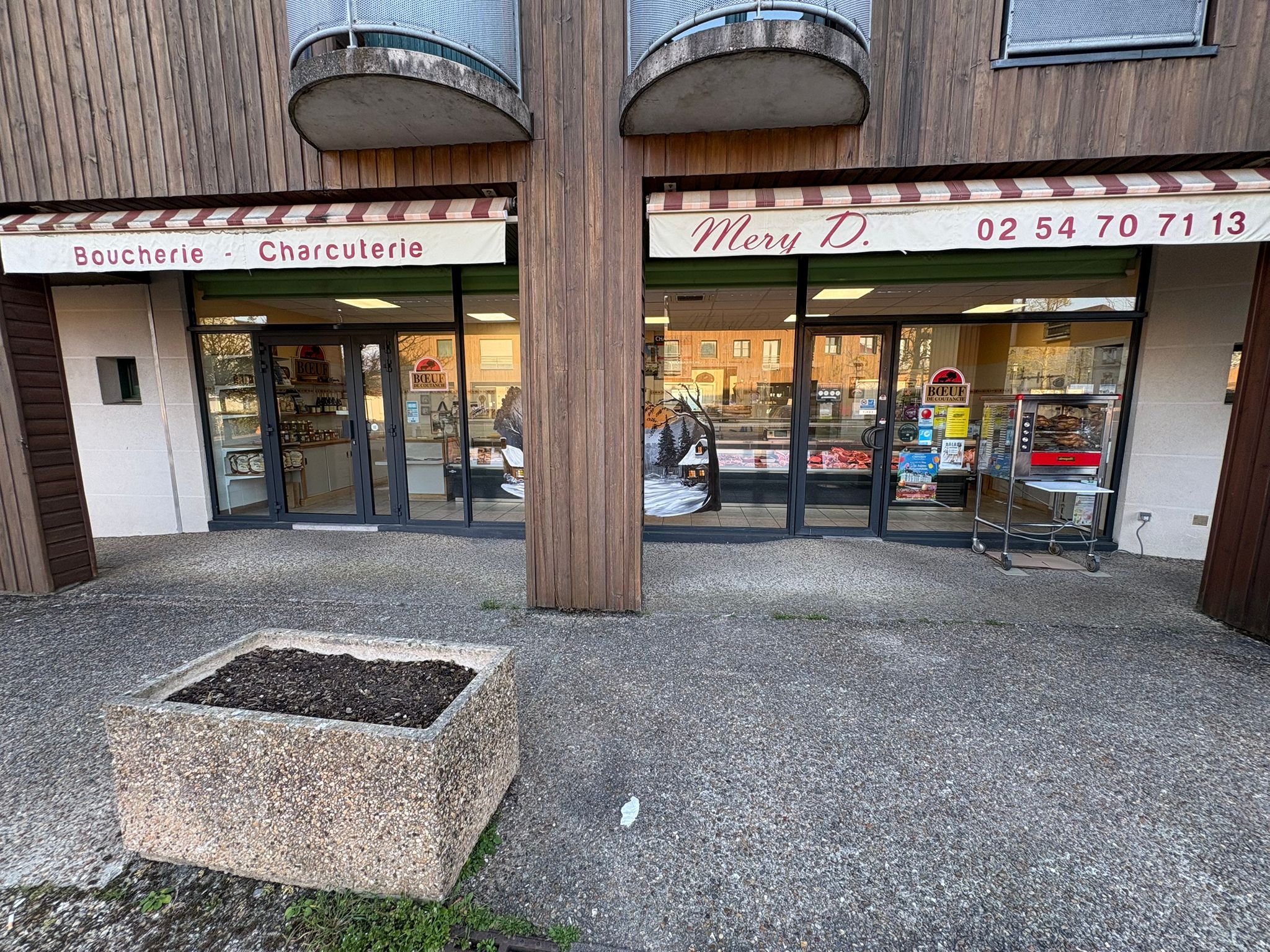 À vendre boucherie charcuterie idéalement située au cœur d’un village touristique. Cause retraite, cession d’une boucherie charcuterie située à Mont-près-Chambord, dans une belle et attrayante commune de 3300 habitants au sud de Blois, à proximité des châteaux et des principaux sites touristiques de la Loire.

 La commune dispose de tous les commerces de proximité (boulangeries, bars, médecins, pharmacie, école, supermarché etc…). Le commerce bénéficie d’un emplacement idéal sur la grande place du village, avec stationnement gratuit.

 La boutique dispose d’une surface de vente d'environ 40m2 et est composée d’une vitrine réfrigérée neuve de 7m. L’établissement comprend aussi : - un laboratoire charcuterie - Un laboratoire viande - Deux chambres froides - Du matériel neuf et en excellent état Il n’y a pas de salariés à reprendre, le commerce étant géré par le couple de propriétaires.

 La clientèle est assidue et le magasin bénéficie d’une réputation solide. Fort potentiel de développement notamment sur la partie traiteur. Bail commercial communal - loyer mensuel 876 €.