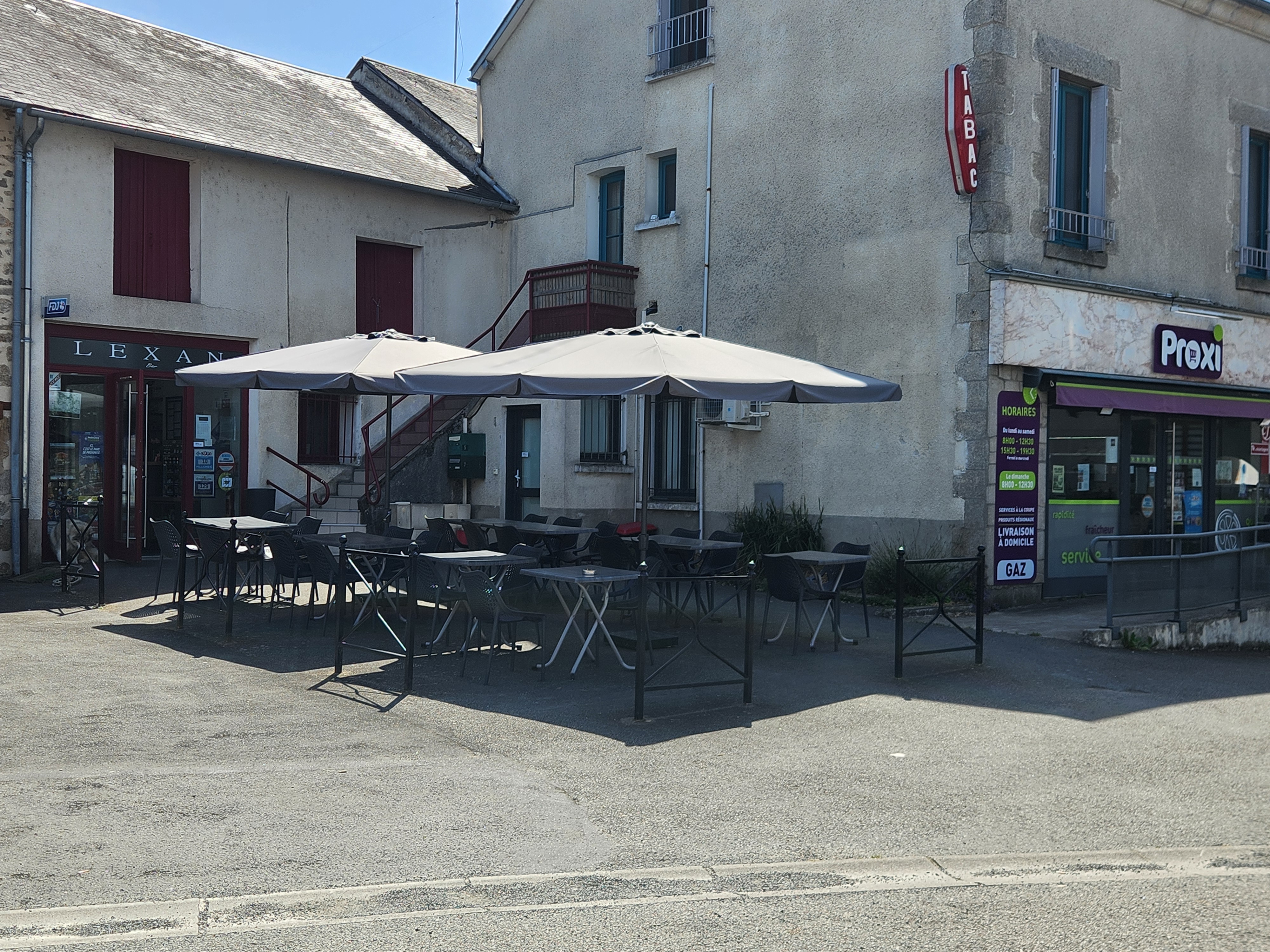 À céder, fonds de commerce bar tabac épicerie de proximité 

Situé dans une commune rurale dynamique de la Creuse, ce commerce bénéficie d’un environnement convivial et d’une clientèle de proximité, avec un véritable rôle de commerce essentiel au cœur du village;

L’établissement, se compose d’une surface totale d’environ 130 m², répartie en :
- 50 m² d’épicerie
- 60 m² d’espace bar avec 2 salles,
- 20 m² de stockage et réserve (dont chambre froide)

Le commerce est exploité avec une Licence IV (appartenant à la mairie) et dispose d’un équipement récent et fonctionnel :
- frigos neufs,
- mobilier neuf (tables, chaises, tabourets),
- agencement d’épicerie en bon état.

Affaire clé en main, adaptée pour une personne souhaitant développer un commerce multiservices en milieu rural.

Le chiffre d’affaires s’élève à environ 121 000 € HT.

Loyer très attractif : 4 500 € / an comprenant le local et la Licence IV

Possibilité de logement en complément

Prix de vente du fonds : 95 000 € (hors stock),

Stock et matériel en sus,

Accompagnement possible du repreneur pendant la phase de reprise.