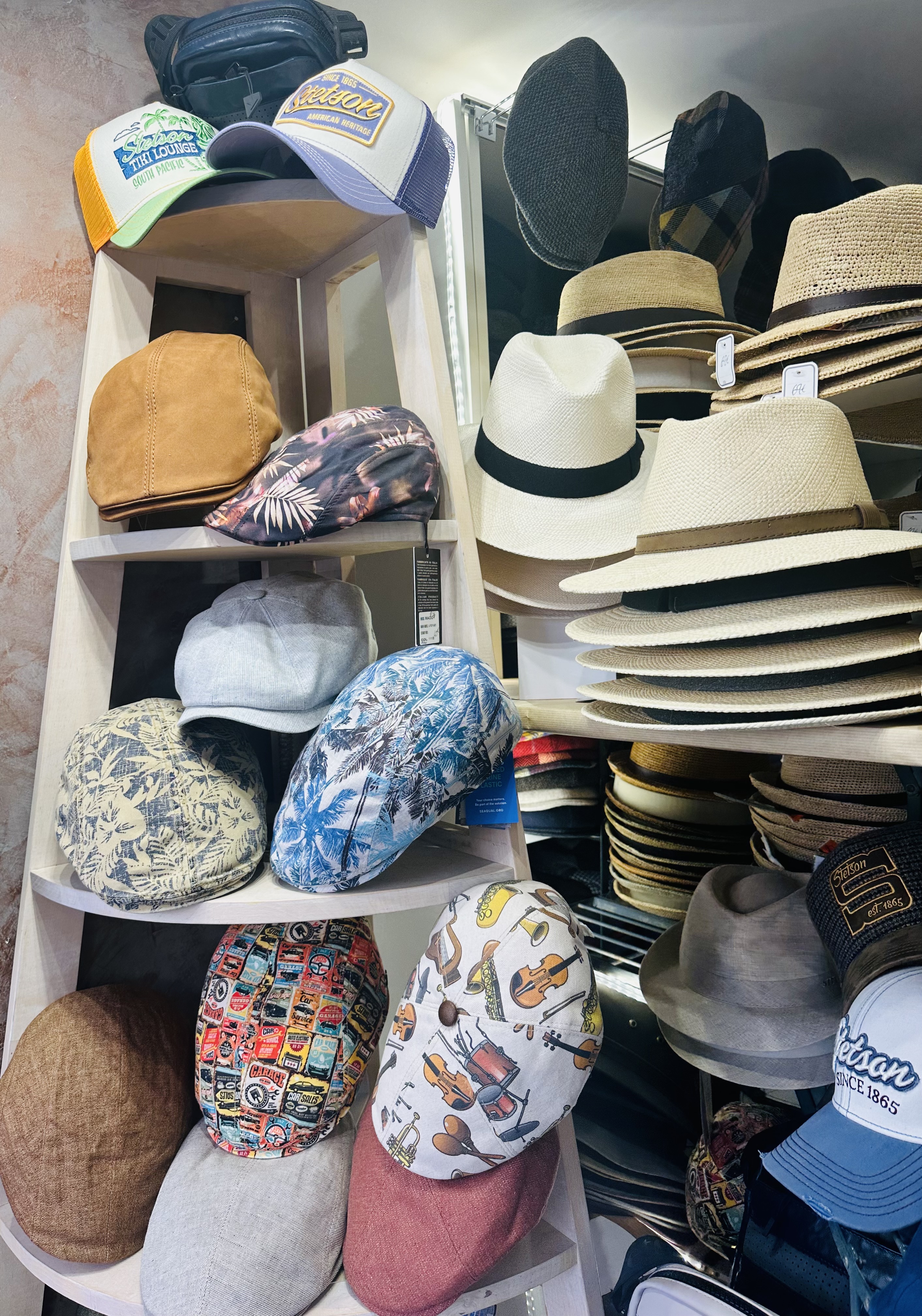 A vendre Fonds de commerce Chapellerie, accessoires de mode 

Localisation : Situé en plein cœur de Belfort, Place de la Grande Fontaine, dans une zone passante et commerçante à forte visibilité.

Activité : Commerce de détail spécialisé : chapeaux, accessoires de mode, cadeaux, bijoux fantaisie, étoles, linge de maison, lampes, bougies et objets de décoration. La boutique propose une offre variée allant de la petite fantaisie accessible aux pièces de créateurs et de marques exclusives, ce qui séduit une clientèle intergénérationnelle large et fidèle.

Historique : Enseigne implantée depuis plus de 50 ans à Belfort, reconnue pour la qualité de son accueil, son conseil personnalisé et l’originalité de sa sélection. La boutique bénéficie d’une clientèle locale, régionale (Alsacienne) et internationale : Suisse, allemande ainsi que touristique.

Atouts : 

Plus d’un demi-siècle d’existence et de notoriété.
Emplacement stratégique au centre-ville.
Clientèle fidèle, locale et étrangère.
Boutique clé en main, immédiatement exploitable. (Surface de 35m² environ)
Présence en ligne et visibilité renforcée (réseaux sociaux, plateformes locales, click & collect).
Accompagnement assuré pendant 3 mois pour faciliter la transmission.
Conditions de cession :

Prix du fonds de commerce : 110 000 € (hors stock) 
Loyer mensuel : 680 € hors charges (bail commercial en cours)
Motif de cession : Cession pour cause de mobilité géographique, belle opportunité de reprise d’une affaire saine et reconnue.