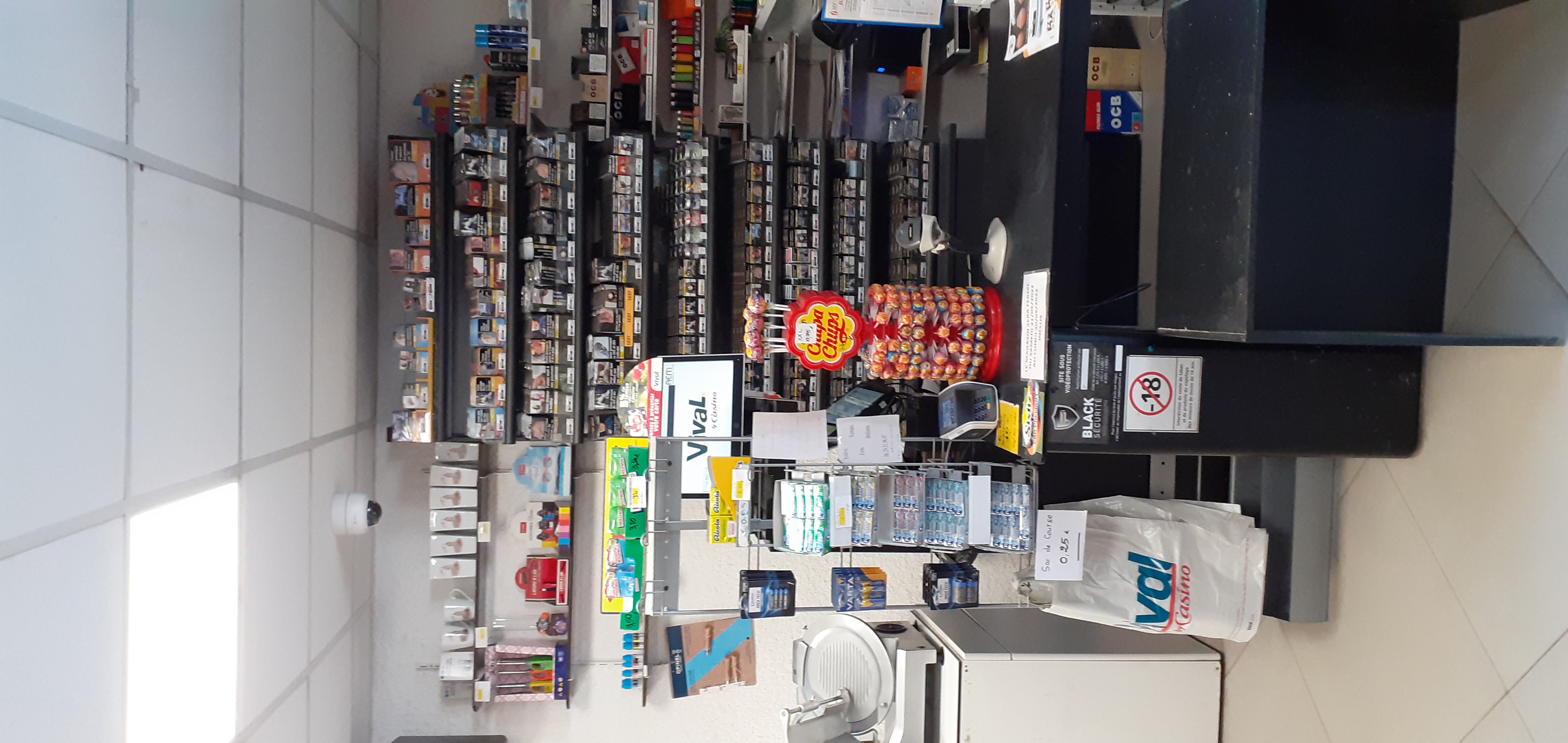 Cause retraite vend fond de commerce epicerie, tabac, française des jeux,bar, situé vers BERGERAC sur un axe passant et dans un village dynamique (école, poste, boulangerie, coiffeur). Ce commerce est situé en ZRR (exonération d'impôt pendant 5 ans), il y a des places de stationnement à proximité. La location des murs est très faible, le commerce est entièrement sécurisé et climatisé.
Le chiffre d'affaire croit d'année en année ce qui nous permet d'avoir un revenu confortable.
C'est une affaire qui peut être tenue par un couple, qui pourra prendre comme nous le faisons 3 fois 10 jours de congés par an.
Le magasin est fermé le dimanche après-midi et le lundi toute la journée ainsi que les jours fériés. Les horaires sont du mardi au samedi de 7h30 à 12h30 et 15h00 à 19h00 et le dimanche de 8h30 à 12h30.
Apport nécessaire 50000€ pour la réalisation de la vente.