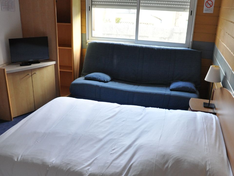 Opportunité de reprise d’un établissement à proximité des plages et de nombreux attraits touristiques.

Description du bien

Véritable institution, cet hôtel de 8 chambres au confort simple est idéalement situé : dans le centre-ville d’une commune dynamique située sur l’axe Nantes -Brest.

Certaines chambres peuvent recevoir jusqu’à 4 personnes. Le restaurant possède une belle capacité avec une salle de 70 couverts, ainsi que 2 terrasses qui ajoutent une trentaine de couverts.

L’établissement est tenu par un couple et a été entretenu régulièrement : chaudière neuve par exemple.

Les commerces, ainsi qu’un centre culturel sont à proximité immédiate et plusieurs parkings sont facilement accessibles. Situé également au cœur de l’animation du grand marché hebdomadaire.

Le chiffre d’affaires s’élève à 370 000 € HT et peut encore être développé.

Surface du bien :

Surface de 500 m²
Restaurant de 70 places intérieures + 36 en terrasse
8 chambres

Localisation :

A pied :
- Dans une rue piétonne, à proximité immédiate des commerces

En voiture:
- Sur l'axe Nantes - Vannes - Brest (RN 165)
- 20 mn de Vannes, 1h de Saint Nazaire et 1h15 de Nantes

Attraits touristique :
- A 5 minutes des plages
- A 15 minutes de la Roche-Bernard
- A 10 minutes du Parc animalier et botanique de Branféré

Conditions d'acquisition :

Murs : 370 000 €

Caractéristiques / Atouts :

- proximité du littoral
- établissement aux normes
- matériel très bien entretenu, mobilier récent
- nombreux attraits touristiques à proximité
- bonne réputation, noté 4,4 sur Google (315 avis)