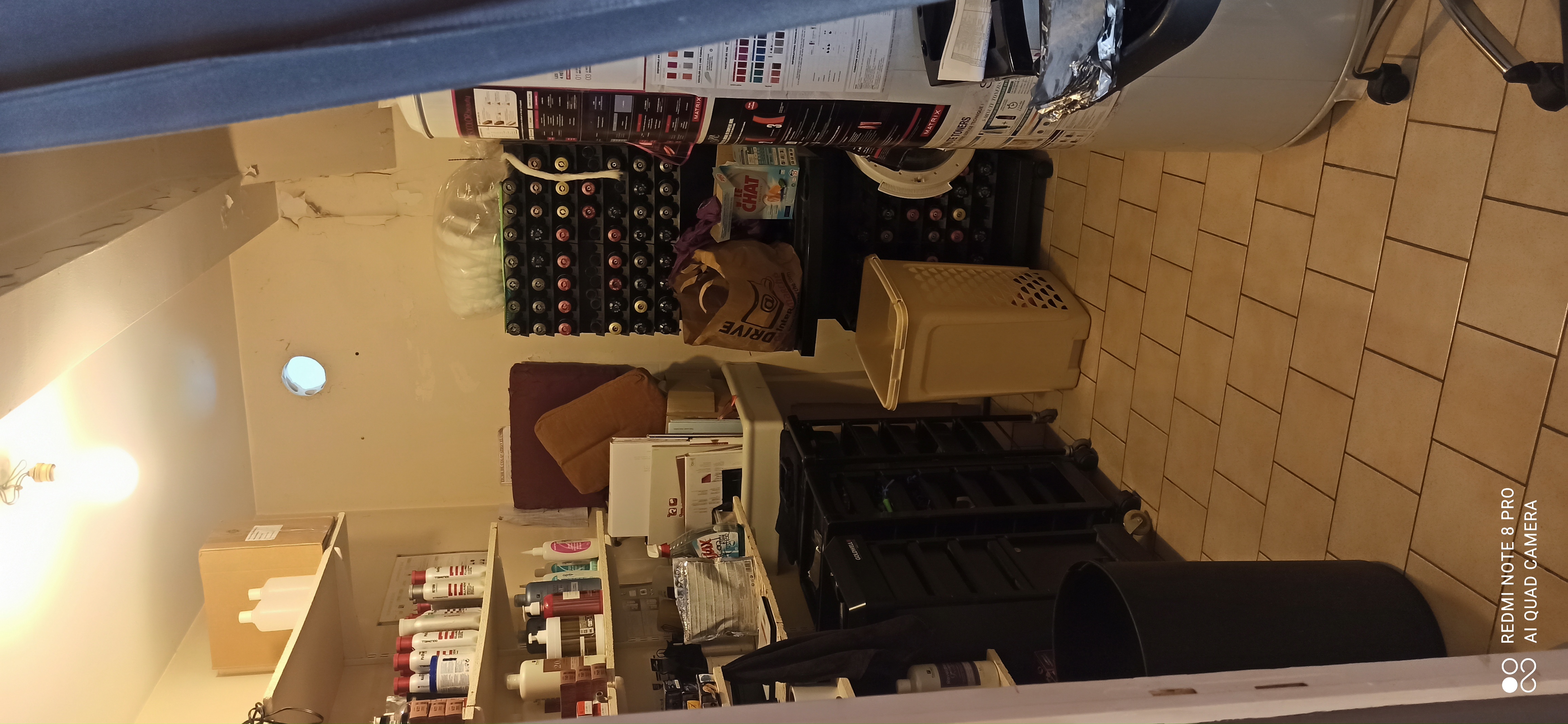 Vends fond de commerce salon de coiffure dans bourg rural. 
4 postes de coiffage, 3 bacs à shampoing, réserve et cuisine. 
Clientèle fidélisée et possibilité de développer. 
Faible loyer, bail 3/6/9.
possibilité d'achat des murs. 
Actuellement sans personnel.