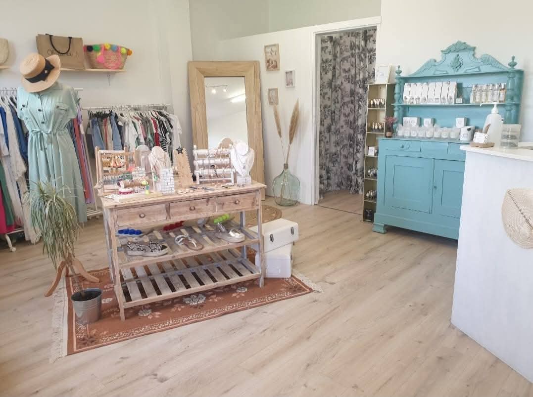 💄 À vendre – Institut de beauté & boutique – Naujac-sur-Mer (33)
À vendre institut de beauté avec boutique (accessoires, vêtements, bijoux, senteurs), situé à Naujac-sur-Mer, au cœur du Médoc. A 5 minutes de nos belles plages.
Le local d’environ 50 m² comprend :
une cabine esthétique entièrement équipée,
un espace boutique lumineux et agréable,
une grande réserve fonctionnelle.
💅 Fonds de commerce + matériel esthétique inclus : table de soins, mobilier, appareils, rangements, etc.
💶 Loyer attractif : 436 € charges comprises.
Aucun travaux à prévoir – local propre, décoré avec goût, clé en main.
Clientèle fidèle et régulière depuis près de 12 ans, excellente réputation locale.
👉 Idéal pour esthéticienne souhaitant s’installer ou pour une activité beauté / mode.
💰 Prix de vente : 45 000 €
(fonds + matériel esthétique inclus)
💼 Stocks non inclus.
Possibilité d’accompagnement à la reprise.
📍 Motif de la vente : raisons familiales.
🔒 Contact uniquement pour projet sérieux, avec financement identifié ou en cours de validation bancaire.