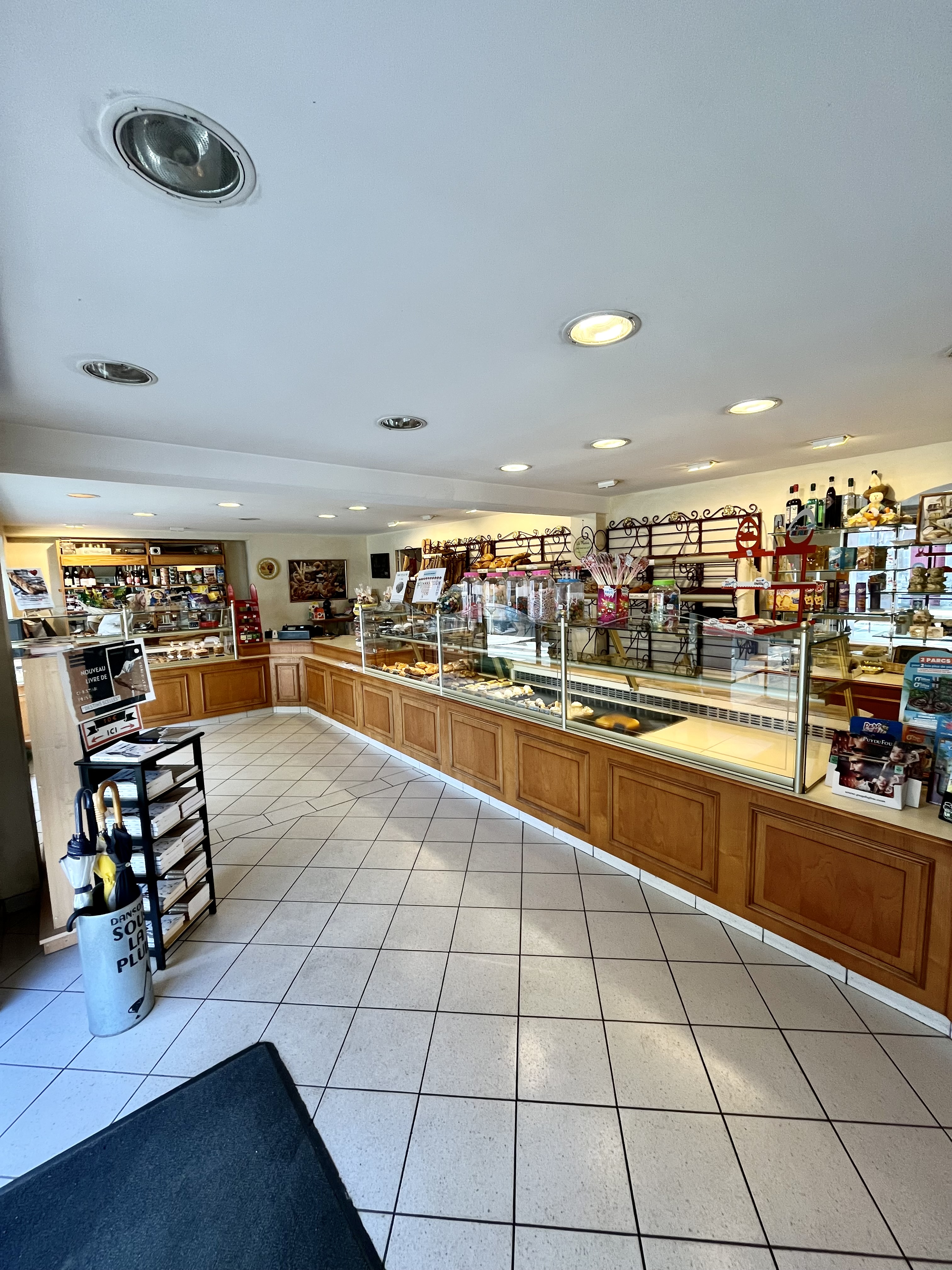 Cause retraite, belle oportunité de reprise d’une boulangerie-pâtisserie située au cœur de Maulévrier. 

Le commerce comprend :
- Un espace de vente avec arrière-boutique et sanitaires d’environ 60m2.
- Un fournil et un laboratoire de pâtisserie de 150m2, spacieux et fonctionnels. 

La commune bénéficie d’une forte attractivité grâce au Parc Oriental de Maulévrier, qui accueille plus de 250 000 visiteurs chaque année. Le Puys du fou, situé à seulement 30 minutes, contribue également à l’affluence touristique du secteur. 

L’activité snacking offre un beau potentiel de développement. 

Prix ouvert à la négociation.

Pour plus d’informations contactez nous.