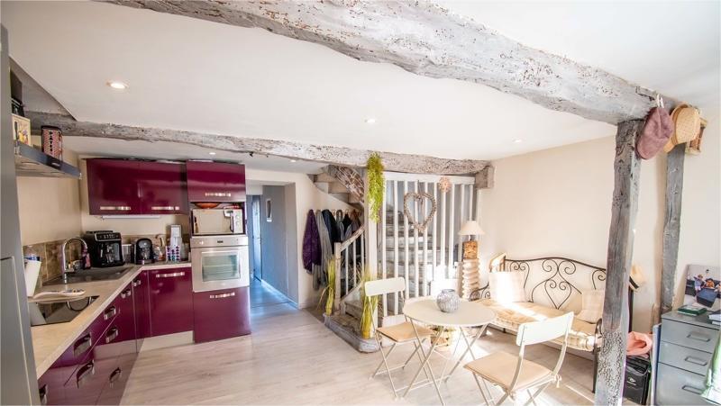 Propriété avec maison d'habitation et ses trois gîtes.
Situé à Beauteville, 31290, petit village paisible du Lauragais, à 8 minutes de Villefranche-de-Lauragais, 25 minutes de Toulouse, et à 10 minutes du péage. 
Vous serez séduits par  la vue sur les collines voisines du Lauragais.
Les hébergements
• 3 gîtes indépendants (1 gîte T2, de 45 m², 1 gîte T2, de 30 m², et 1 gîte T4,  de 83 m²), refaits à neuf en 2019.
Chaque gîte possède son petit espace privé, avec son barbecue.
Chaque gîte possède la climatisation réversible au rdc, et des radiateurs électriques à l'étage pour le 45 et 83 m².
• 1 maison principale de 154 m², salle à manger, salon, cuisine équipée, salle d'eau, à l'étage, 4 belles chambres, 
La maison possède sa terrasse couverte avec son coin cuisine équipée.
• Jardin, abri de jardin.
Sur la propriété, vous avez une piscine de 7 x 3,50 x 1,50.
Piscine chauffée et couverte, traitement au sel installé en mai 2025, des salons de jardin, une aire de jeux pour les plus petits, un espace couvert avec babyfoot, ping-pong, lave-linge, sèche-linge.
Une borne de recharge électrique.
Une microstation de 11 EH.
Panneaux photovoltaïques de 9 kWc (18 panneaux), installés en janvier 2025, consommation plus contrat de revente à EDF.
5 places de stationnement.
Propriété fermée par portail électrique.
DPE C pour le gite de 83 m².
DPE C pour le gite de 45 m².
DPE D pour le gite de 30 m².
DPE D pour la maison .
DPE réalisés en septembre 2025.
Pour rappel, statistique sur 2021, 2022, 2023.
Consommation en kWh en 2024 de janvier à décembre : 13 734 kWh. (la maison, le gite de 45 m², la piscine, la microstation sont sur le même compteur), un autre compteur pour les deux autres gites.
Depuis la pose des panneaux en janvier 2025, la consommation est presque divisée par deux, avec la production des panneaux.
Janvier 2025 à mi-décembre 2025, 8640 kWh.
En euros, pour 2024, 3519 euros, pour 2025, à mi-décembre, 1938 euros.
Taxe foncière 2024, 2125 euros.
Surface totale du terrain clos, 2239 m².
Activité de  gîtes en cours, nous sommes sur Airbnb, Booking, et avons de très bons commentaires.
Achat pour continuer l'activité gîtes, ou toutes autres possibilités. Comme la location au mois que nous faisons pour les plus petits gîtes car demandes, d'octobre à fin avril.
Si continuité activité gites, nous laissons les 3 logements entièrement meublés et équipés, vaisselles, linges de lits, linges de toilette, il n'y a plus qu'à, comme on dit.