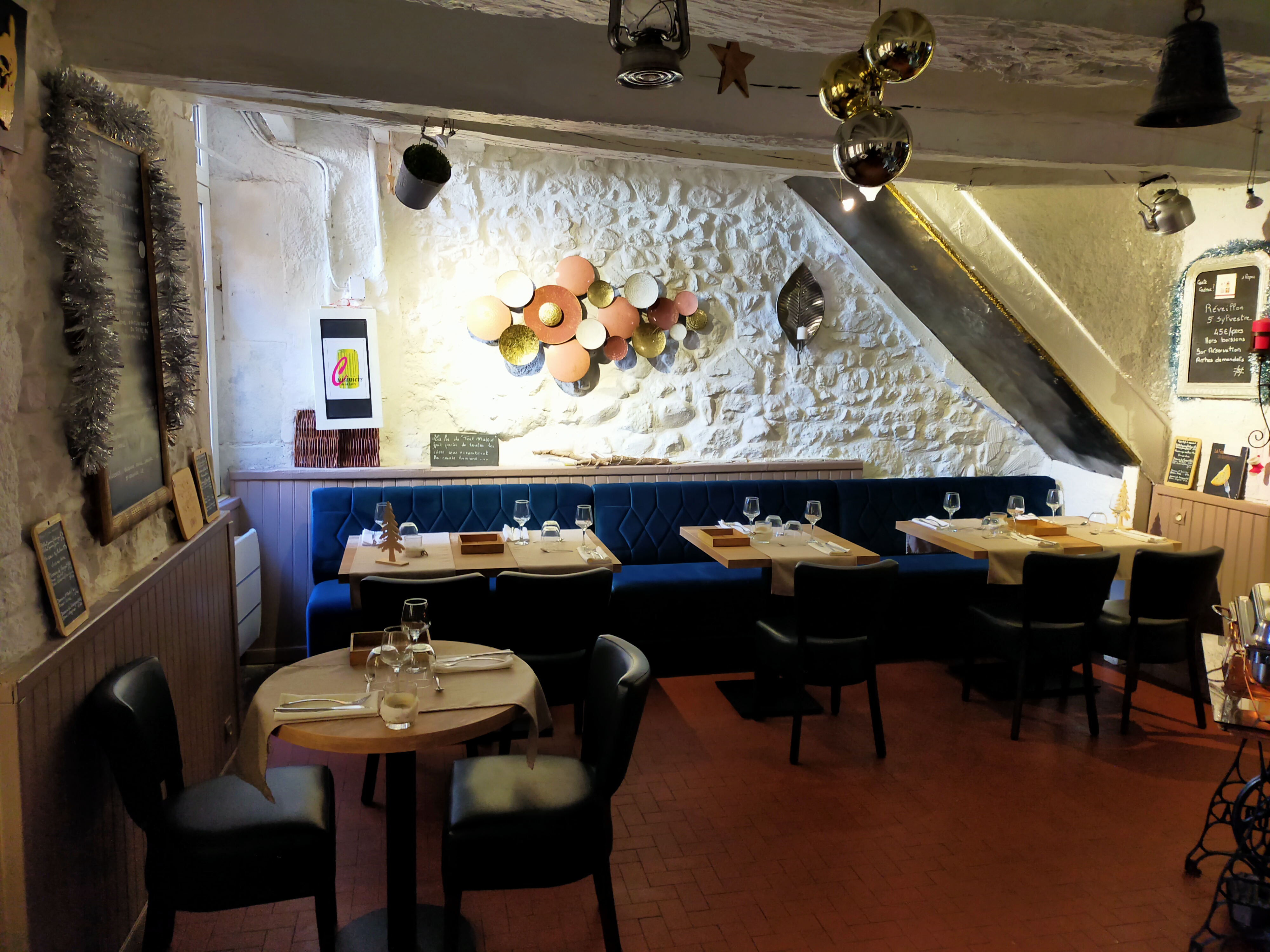 A vendre petit restaurant dans une ruelle piétonne du vieux St Galmier, pays de la Badoit. Capacité actuelle de 20 places plus possibilité de quelques tables dans la ruelle en été. Lieux atypique, plein de charme. 
Carre buffet, fonctionne actuellement en buffet dégustation mais peut être aménagé autrement. 
Faible loyer, dépendance à l'étage. 
Établissement pouvant être tenu par un couple, avec potentiel développement.