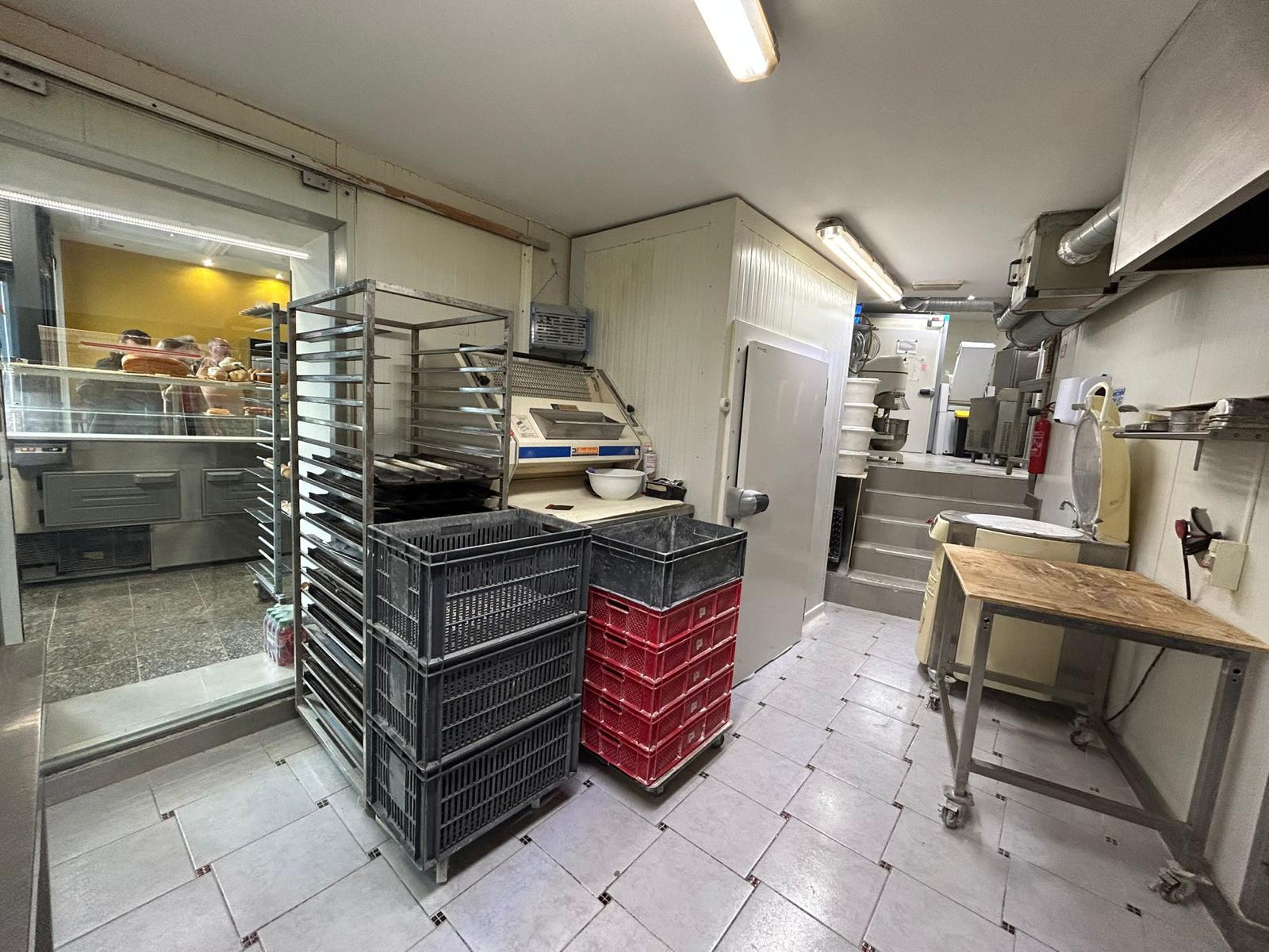 - 140m2 + caves;
- Inclus un petit appartement 2pièces à l’étage;
- Chiffre d'affaires en progression chaque année;
- Emplacement idéal, sur la place saint-pierre;
- Affaire prête à reprendre, idéale pour artisan boulanger ou projet de développement.