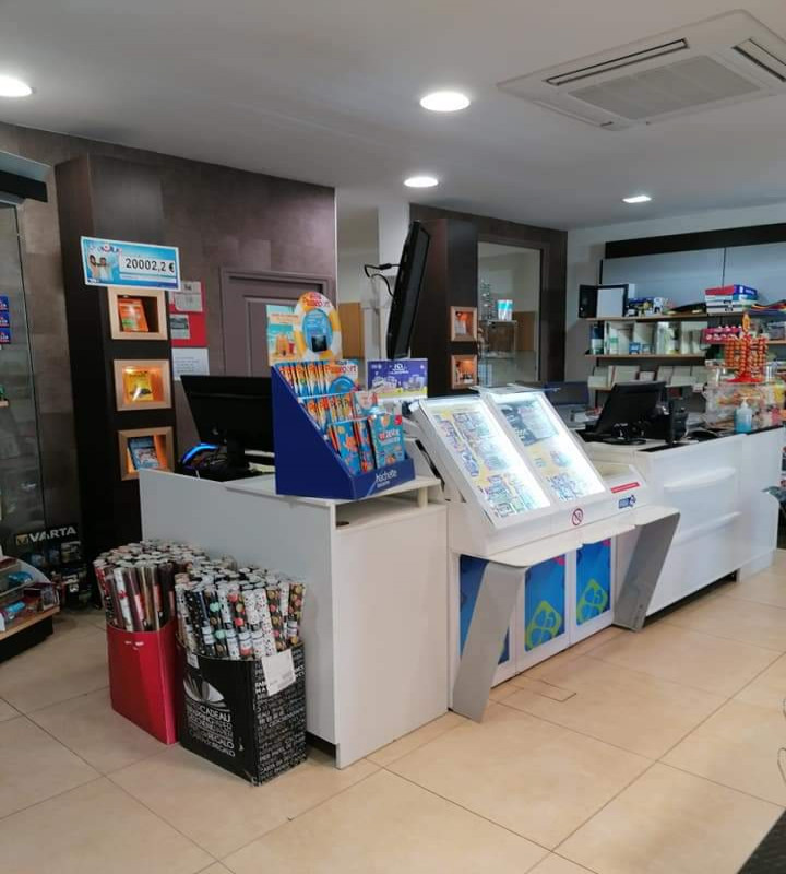 Presse, Papeterie, Librairie, FDJ (grattage, loto, amigo...)carteries, petite pause café(glaces, confiseries, dépôt(pains, pressing)
Commandes scolaires, au c?ur d'une ville  de 4800 habitants.
Surface de vente de 88m2 avec 10 places assises et 8 en terrasse.
Parking à proximité, superbe agencement, aucun travaux à prévoir
Loyer 650?/mois