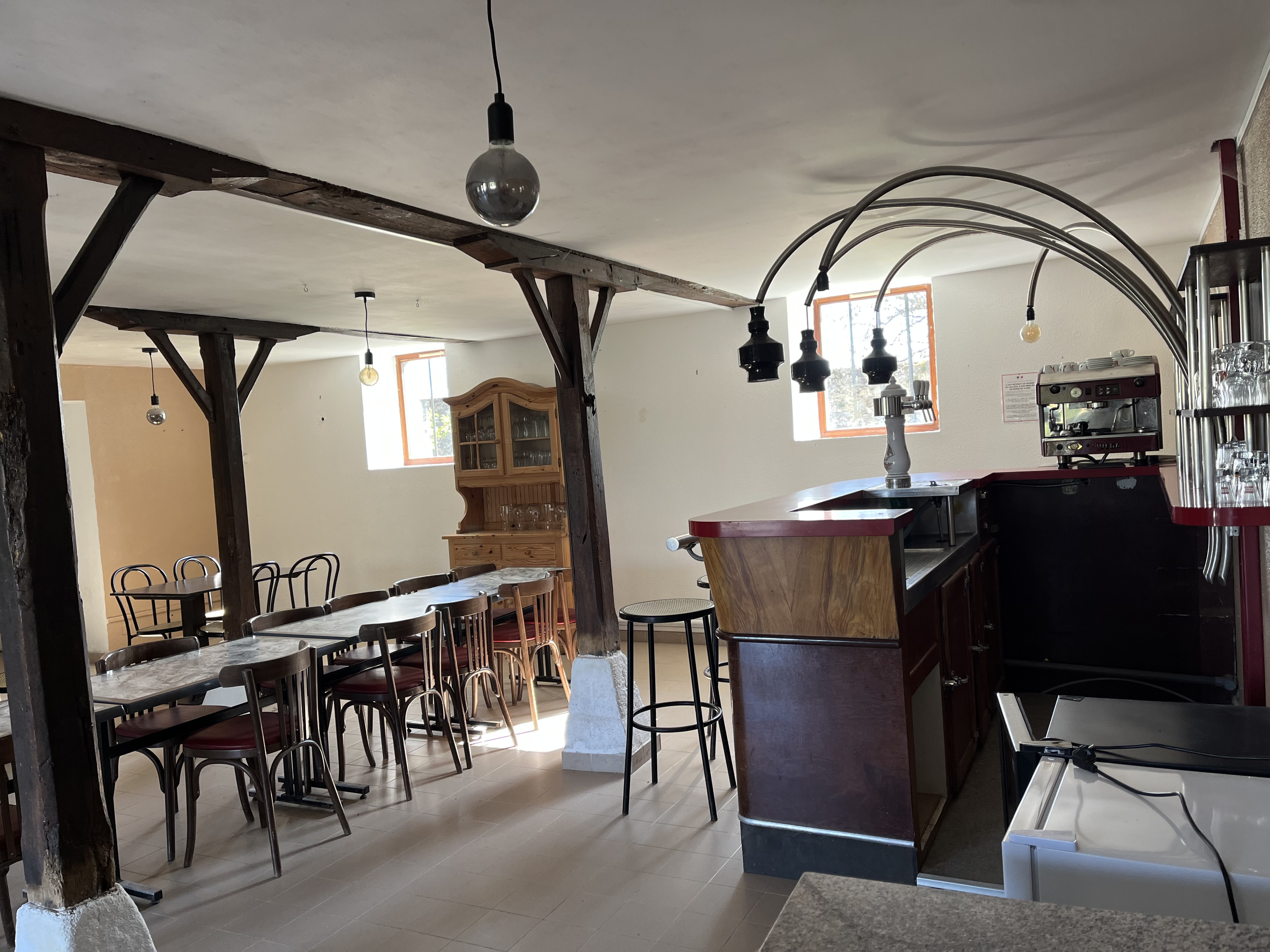 La marie de Saint Agnant près Crocq recherche son futur restaurateur/ future restauratrice.

Vous avez de l'expérience en restauration, l'envie d'entreprendre, et surtout de faire revivre un lieu au cours du village?

La mairie recherche une personne motivée pour reprendre et relancer l'activité du restaurant.
Ce village à taille humaine (300 habitants) bénéficie d’un cadre naturel de qualité, propice aux activités de plein air et à une vie quotidienne au calme. Entre nature, simplicité et qualité de vie, Saint Agnant près Crocq offre un environnement favorable pour s'épanouir.

Qu'est ce qu'on peut vous offrir?
- un local équipé mis à disposition (piano de cuisine, chambre froide professionnelle)
- Bar convivial + salle de restauration
- Logement indépendant sur place à l'étage de 70 m2 en duplex, F3
- Conditions très attractives

Une vraie opportunité pour un projet de vie et de dynamiser le village.

Au delà d'un simple restaurant, il s'agit de redonner vie à un lieu essentiel pour les habitants, les visiteurs et l'activité locale.

Nous recherchons une personne engagée, sérieuse, avec une expérience dans la restauration, capable de s'investir dans un projet porteur de sens.