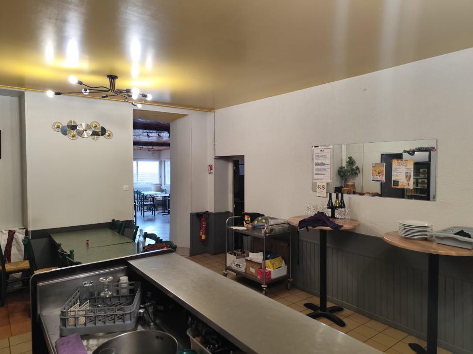 VENTE DU FONDS DE COMMERCE (loyer attractif)
Aucxuns frais à prévoir ni achat de matériel)
Surface de vente : 90 m²( 1 salle de restaurant 55M2 et 1 salle bar restaurant 35M2)
Surface des autres locaux (laboratoire, réserves, cuisine, entrepôts,…) préciser : 92 M2
Descriptif des locaux :
Surfaces approximatives de chaque pièce
Cuisine partie cuisson : 30 m2
Cuisine partie froide : 5M2
Légumerie : 3M2
Local à plonge : 6M2
Réserve cuisine : 5M2
Salle Bar et restaurant 1 : 35M2 (donnant sur terrasse en façade exposée EST abritée sous arbres) 30 couverts
Une pièce en arrière du bar avec évier inox
Salle de restaurant 2 donnant sur terrasse avec baies vitrées : 55M2 (donnant à l’arrière OUEST abritée sous arbres et parasols) possibilité 30 couverts
Réserve bar : 3M2
WC 1 bar : 4M2
Vestiaire personnel : 3M2
WC 2( handicapés) : 8M2
Cave en dessous : 10M2
Local de rangement matériel ext : 3M2
Local de rangement matériel Traiteur : 12M2
2 terrasses ( 1 côté Est, l’autre côté Ouest) 60 places
Etablissement aux normes d’accessibilités avec parking handicapé et rampe d’accé
Pas de contrats fournisseurs

CA 2024: 269000€
Loyer communal: 140€/mois soit 1680€/an
Bail  commercial jusqu'en 2033
Pas de frais à prévoir
Pas de personnel à reprendre