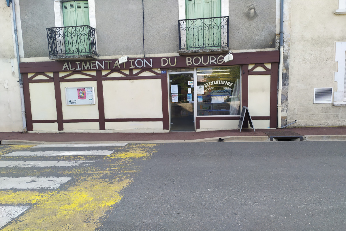 A vendre fond de commerce. Au sein d'un joli village de Dordogne, épicerie de 85 m2 offrant plusieurs services. Bons chiffres et bonne situation géographique