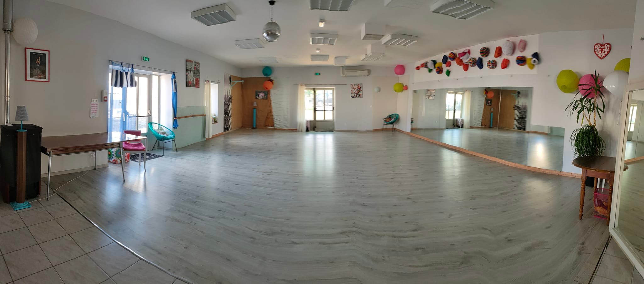 Bonjour, mon Local d'activités, actuellement en salle de Yoga, est à vendre, à Nancras près de Saintes/ Royan=> peut devenir un logement PMR
58 M2 parking, pas de jardin
Actuellement, je loue aux profs par créneaux horaire
163000€ FAI agence IAD
et sans agence 155000€
Si vous connaissez un prof intéressé pour exercer et continuer les locations aux profs en place
@Salle La Rochelaise sur Facebook

145m2 au sol , plus la plate forme au dessus de 148 m2
Téléphone : +33770700358