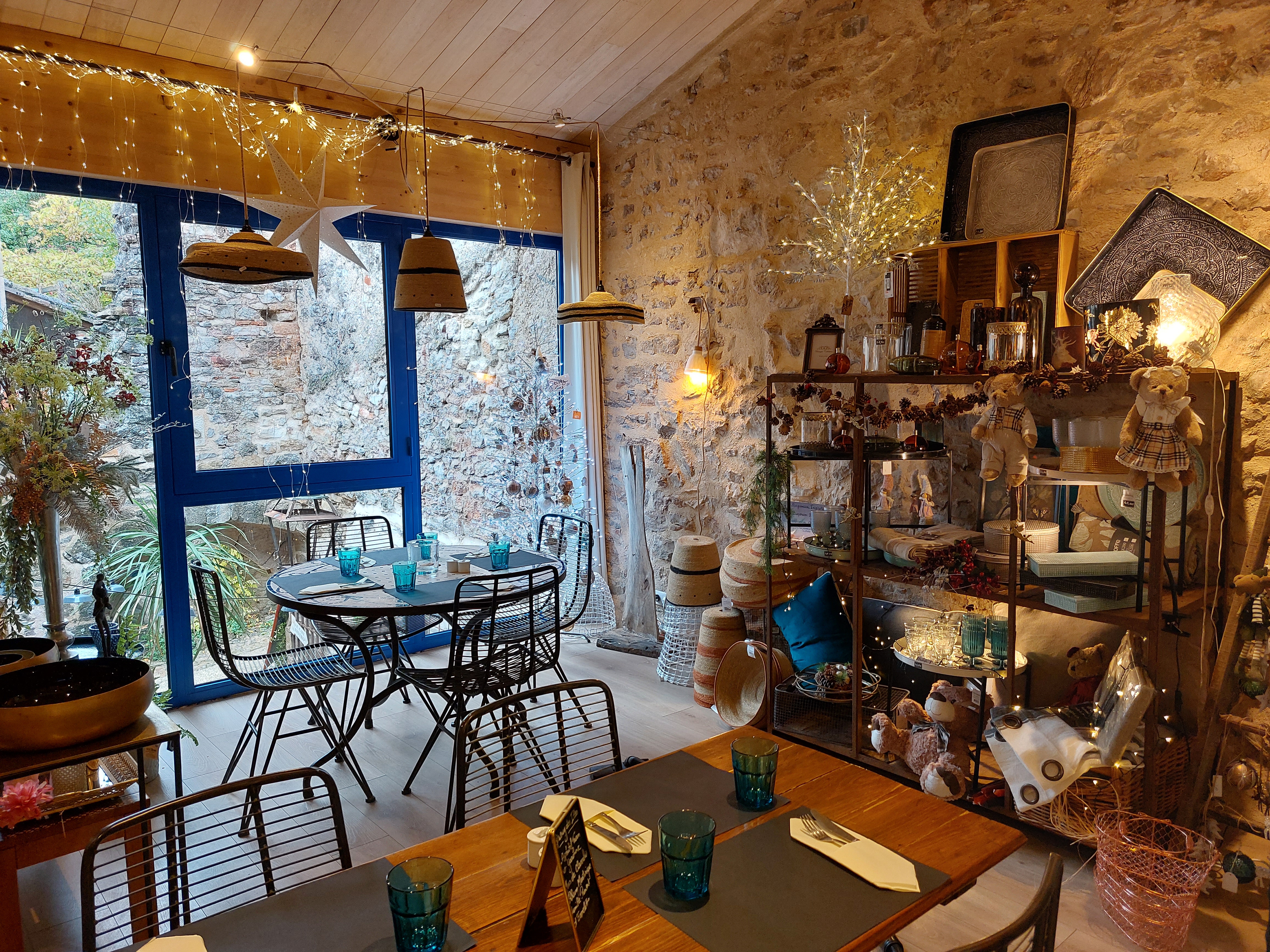 Situé dans la rue la plus passante de Bruniquel, l’un des plus beaux villages de France, un établissement plein de charme offrant un fort potentiel de développement touristique et commercial.

Le bâtiment développe environ 190 m² sur 3 niveaux et comprend :

un restaurant chaleureux et réputé,
une terrasse couverte,
une agréable cour intérieure,
une chambre d’hôte,
ainsi qu’un appartement sous les toits actuellement exploité en gîte à la semaine.

Les volumes et la configuration du bâtiment permettent de nombreux projets : développement de l’activité restauration, hébergement touristique, création de plusieurs logements, activité mixte ou projet familial.

Bruniquel bénéficie d’une attractivité touristique en constante évolution grâce à 
-ses célèbres châteaux médiévaux qui accueillent près de 33 000 visiteurs par an,
-la renommée internationale de la grotte de Bruniquel et de ses découvertes sur Néandertal,
-ainsi qu’au tourisme nature autour des Gorges de l’Aveyron, très prisées des randonneurs, cyclistes, amateurs de canoë et visiteurs en quête d’authenticité.

L’établissement profite d’un emplacement stratégique au cœur du village, avec un passage important toute l’année et une forte fréquentation en saison.

Une belle opportunité pour des porteurs de projet souhaitant allier qualité de vie, patrimoine et activité professionnelle dans un cadre exceptionnel.

Vente du fonds de commerce et des murs.