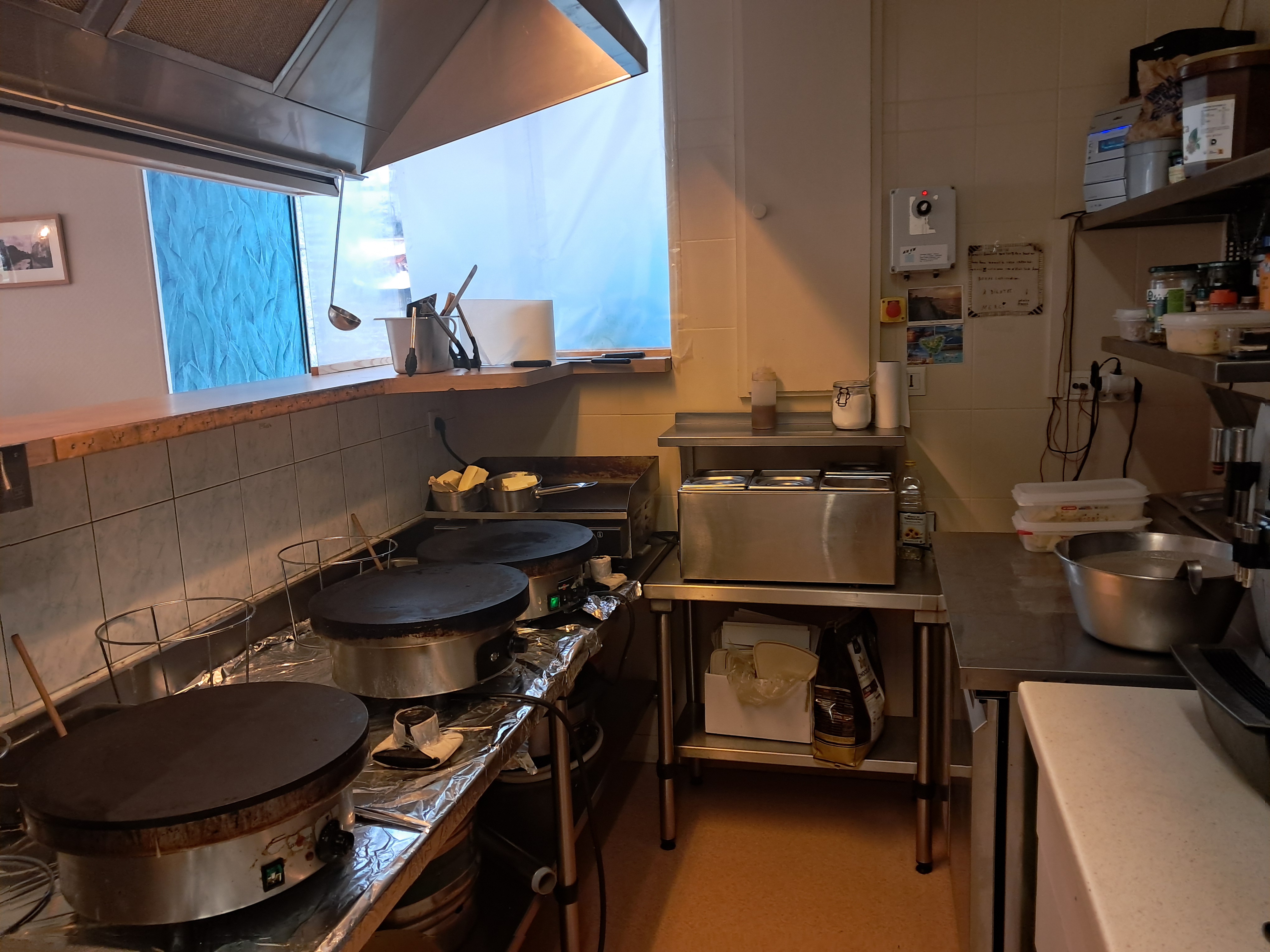 La retraite approche et nous recherchons des repreneurs pour notre crêperie pure, située dans une petite cité de caractère à 20mn de Rennes et 45mn du Mont Saint Michel.

CA 210000 ht
6 semaines de fermeture par an
fermée dimanche et lundi toute l'année et le mardi soir du 1er octobre au 1er avril.
38 places en intérieur et 24 place en terrasse 
matériel et déco récents.
bonne rentabilité