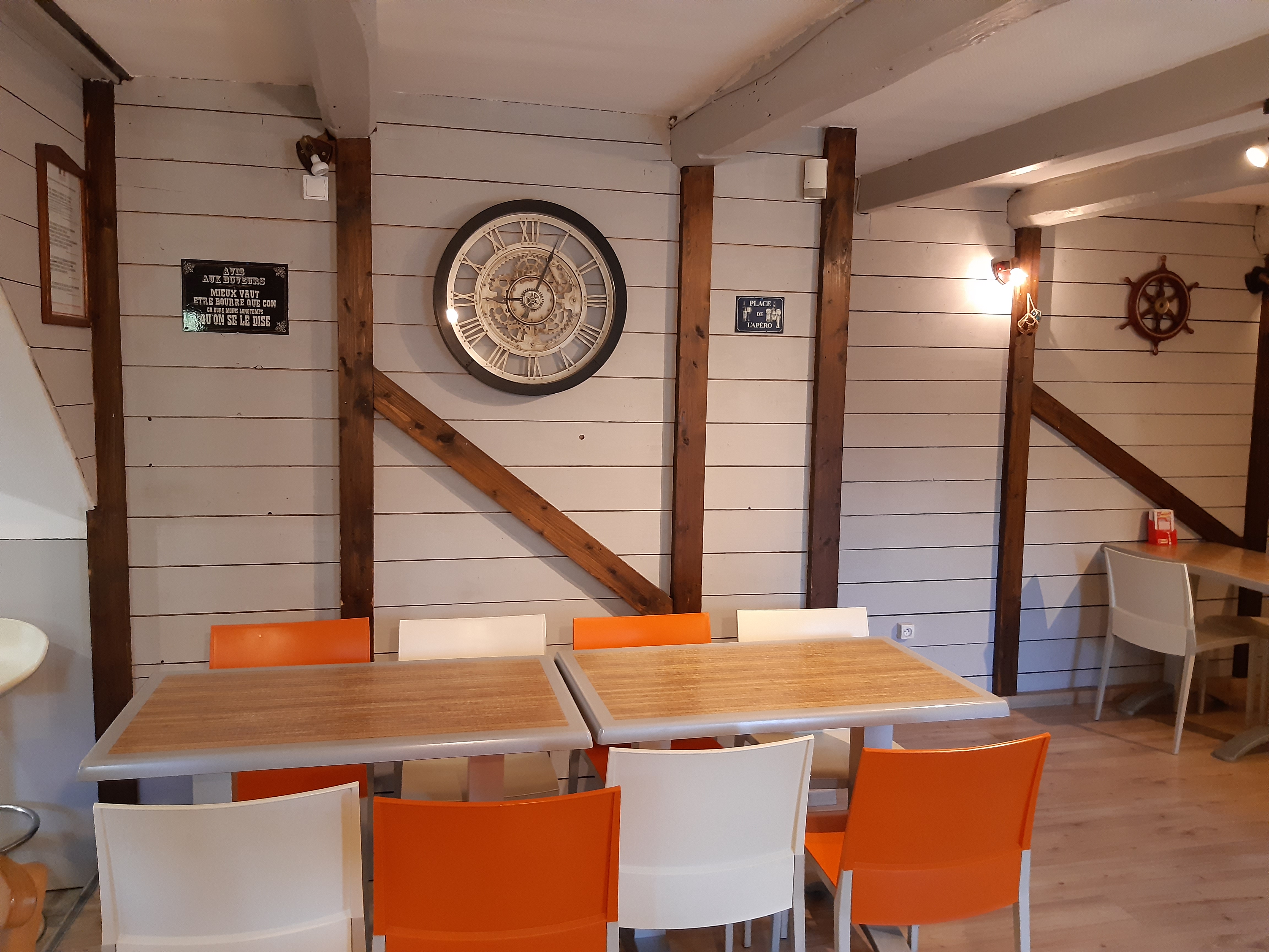 Dans un joli bourg de 3500 âmes, en bord de côte, bar, tabac, FDJ, PMU, presse. Affaire de monopole, dernier tabac avant l'île de Brehat. 
Coin cave, vente à emporter. Grande terrasse. 
Pas de travaux à prévoir...
