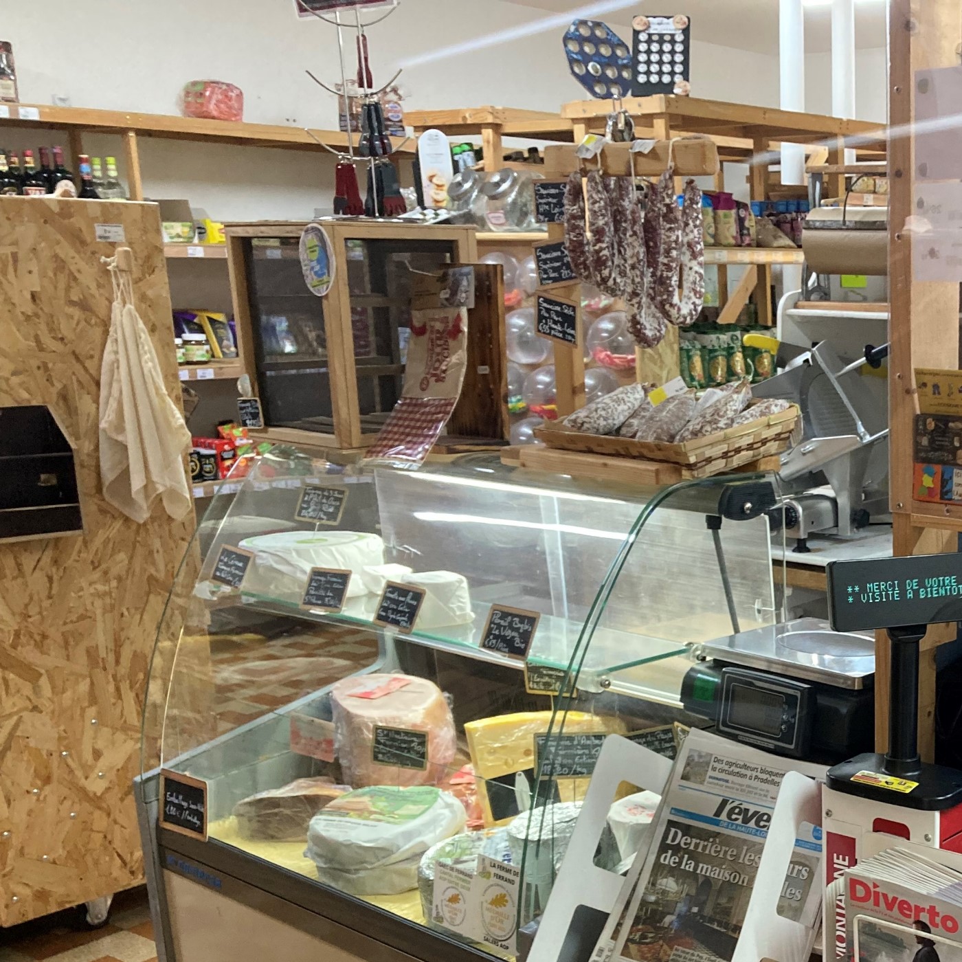 Dernier commerce au cœur d’un village classé
Fonds de commerce Épicerie Multiservices indépendant – Blesle (Haute-Loire)
Prix de vente : 45 000 €
Chiffre d’affaires HT : env. 180 000 €
Loyer commercial : 7 000 € / an
DESCRIPTION
Fonds de commerce d’épicerie multiservices situé à Blesle,
village médiéval classé parmi les Plus Beaux Villages de France.
Commerce ouvert 7j/7 à l'année, avec forte activité d’avril à septembre.
Clientèle locale fidèle et fréquentation touristique importante.
ACTIVITÉS
– Épicerie générale et produits du quotidien
– Produits régionaux et locaux
– Dépôt de pain
– Gaz
– Souvenirs
– Livraisons à domicile
– Services : presse, colis, petites fournitures
POINTS FORTS
– Emplacement dans un Plus Beau Village de France
– Commerce essentiel, forte visibilité
– Clientèle locale + touristique
– Activité diversifiée et stable
– Affaire tenue par un couple, idéale pour une reprise immédiate
– Potentiel de développement selon projet
OPPORTUNITÉ
Affaire saine, offrant un cadre de vie remarquable et un réel potentiel de développement.
Contact : 04 71 76 24 20